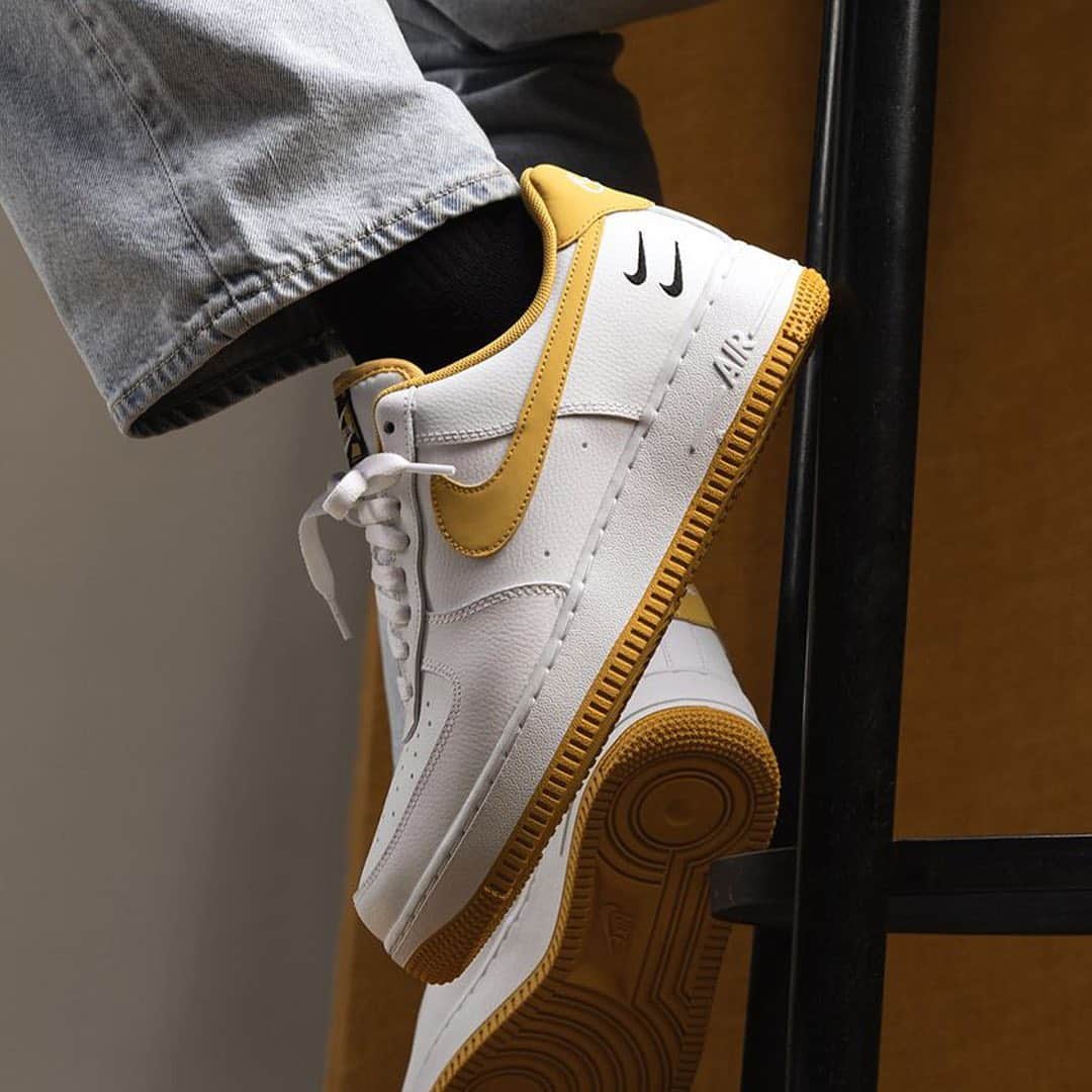 HYPEBEASTさんのインスタグラム写真 - (HYPEBEASTInstagram)「@hypebeastkicks: @nike is doubling Swooshes on its latest "White/Light Ginger/Black" Air Force 1. The shoe features a premium white leather contrasted with “Light Ginger” details highlighting the large mid-panel Swoosh, heel tab, tongue lining, and outsole. Additionally, Nike adds two black mini-Swoosh logos on the lateral-side rear-quarter, as well as a white embroidered Swoosh on the aforementioned heel tab to complete the look. Pick up a pair now for approximately $120 USD via @asphaltgold.⁠⠀ Photo: Asphalt Gold」1月20日 7時10分 - hypebeast