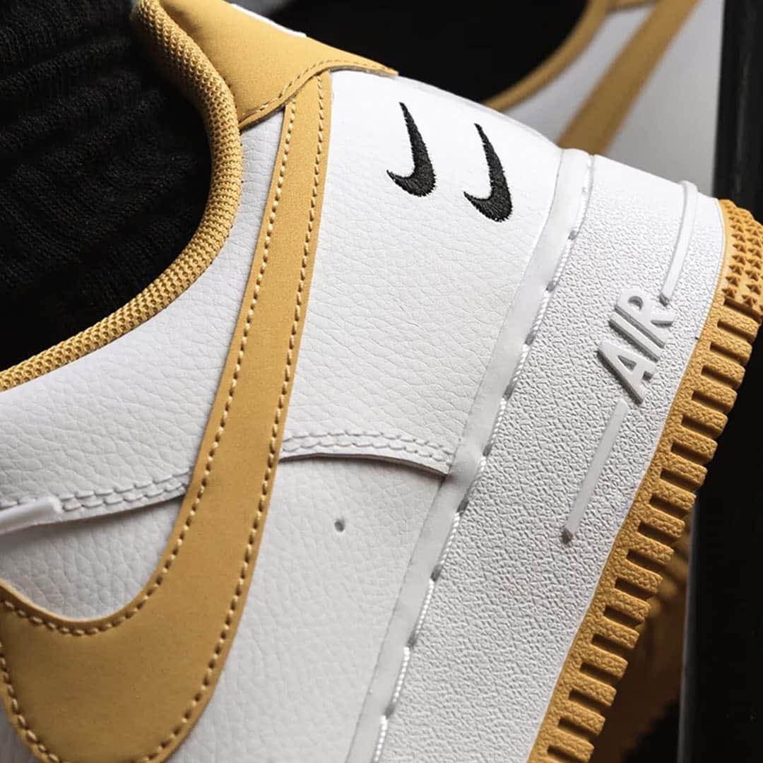 HYPEBEASTさんのインスタグラム写真 - (HYPEBEASTInstagram)「@hypebeastkicks: @nike is doubling Swooshes on its latest "White/Light Ginger/Black" Air Force 1. The shoe features a premium white leather contrasted with “Light Ginger” details highlighting the large mid-panel Swoosh, heel tab, tongue lining, and outsole. Additionally, Nike adds two black mini-Swoosh logos on the lateral-side rear-quarter, as well as a white embroidered Swoosh on the aforementioned heel tab to complete the look. Pick up a pair now for approximately $120 USD via @asphaltgold.⁠⠀ Photo: Asphalt Gold」1月20日 7時10分 - hypebeast