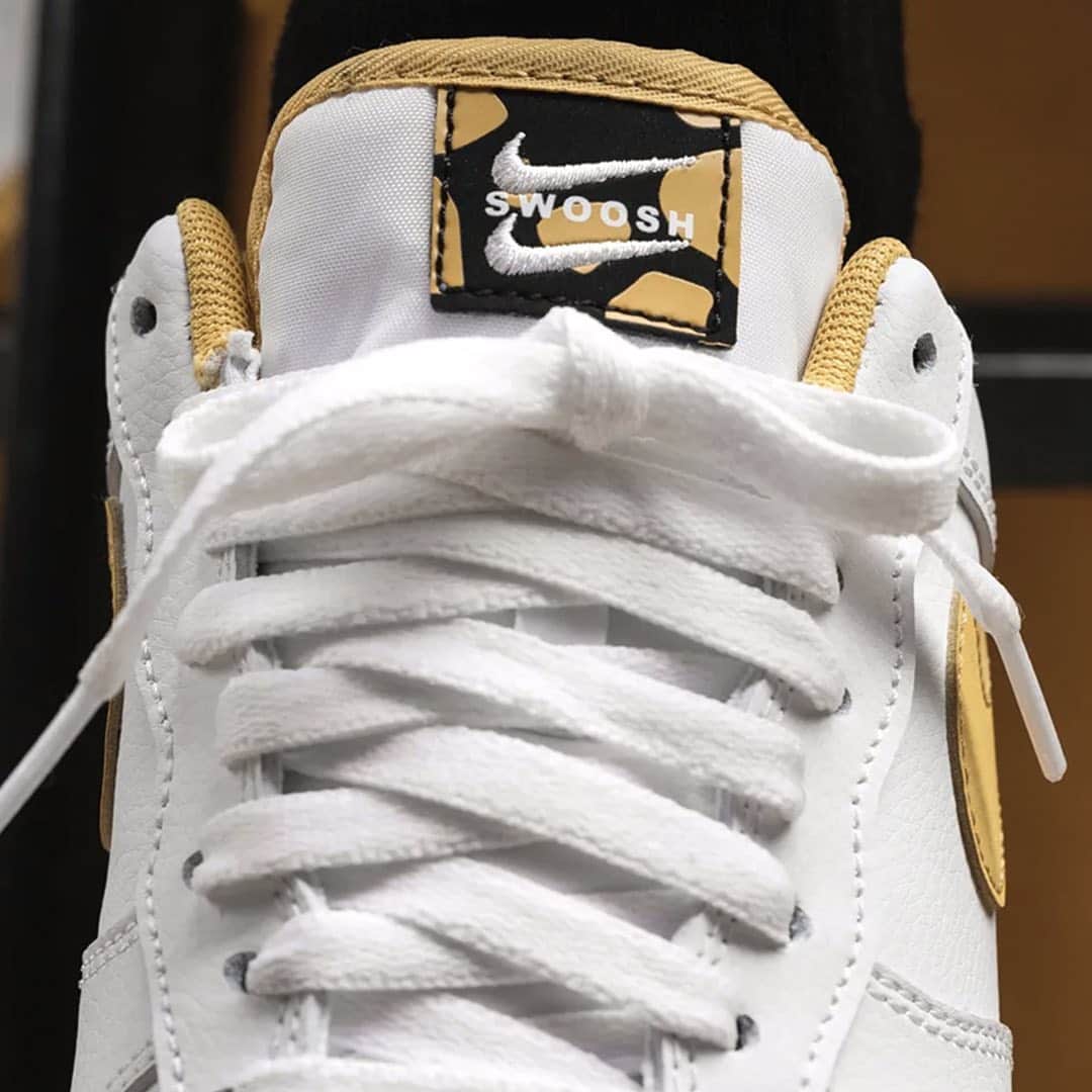HYPEBEASTさんのインスタグラム写真 - (HYPEBEASTInstagram)「@hypebeastkicks: @nike is doubling Swooshes on its latest "White/Light Ginger/Black" Air Force 1. The shoe features a premium white leather contrasted with “Light Ginger” details highlighting the large mid-panel Swoosh, heel tab, tongue lining, and outsole. Additionally, Nike adds two black mini-Swoosh logos on the lateral-side rear-quarter, as well as a white embroidered Swoosh on the aforementioned heel tab to complete the look. Pick up a pair now for approximately $120 USD via @asphaltgold.⁠⠀ Photo: Asphalt Gold」1月20日 7時10分 - hypebeast