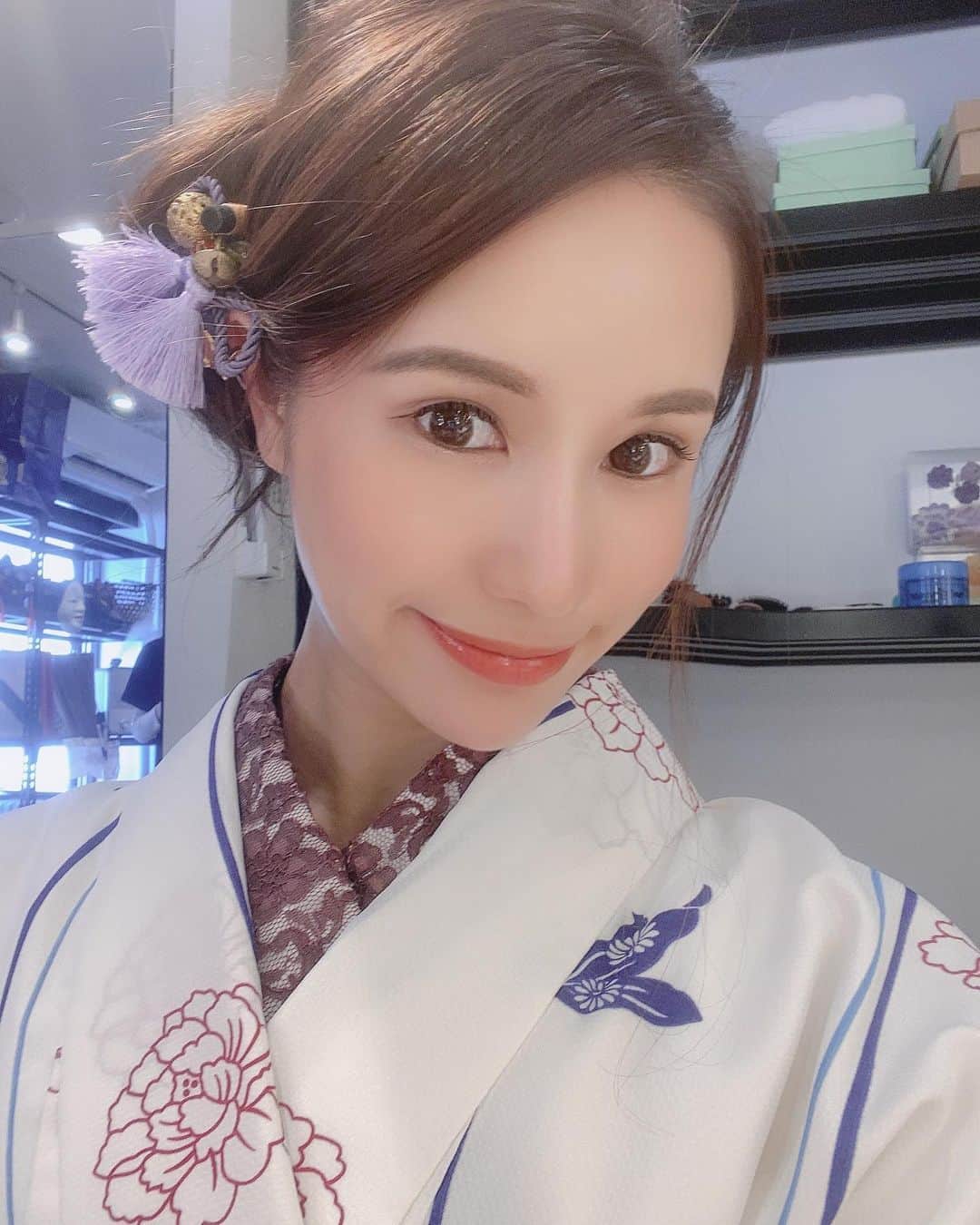 のインスタグラム：「・ ・ ・  コロナだから何も出来ないん やなくて思考でとめてなーい？ 誰かがしてるから しないといけないとか なーーいよ🥰 多数派マジョリティ 少数派マイノリティ 私はマイノリティなのかも❣️ ま、どちらでもいいですが 流されない意思 自分の意思‼️大切〜🎵 ・ @lekiji_dematera  @lekiji_life  📸in 浅草👘✨  🧚‍♀️いつもみんなの笑顔のおかげで #笑顔 #follow#happy #スピリチュアル #ヒーリング#music #japan#cute #sexy#love#🇯🇵＃人生 #dance #followme #thankyou  #goodtime #enjoy #enjoylife #❤️ #japanesegirl #instagram#楽しむ#smile#like4like#エクササイズ  #心から#喜び #浅草 #感謝#意識高い＃マイノリティ」