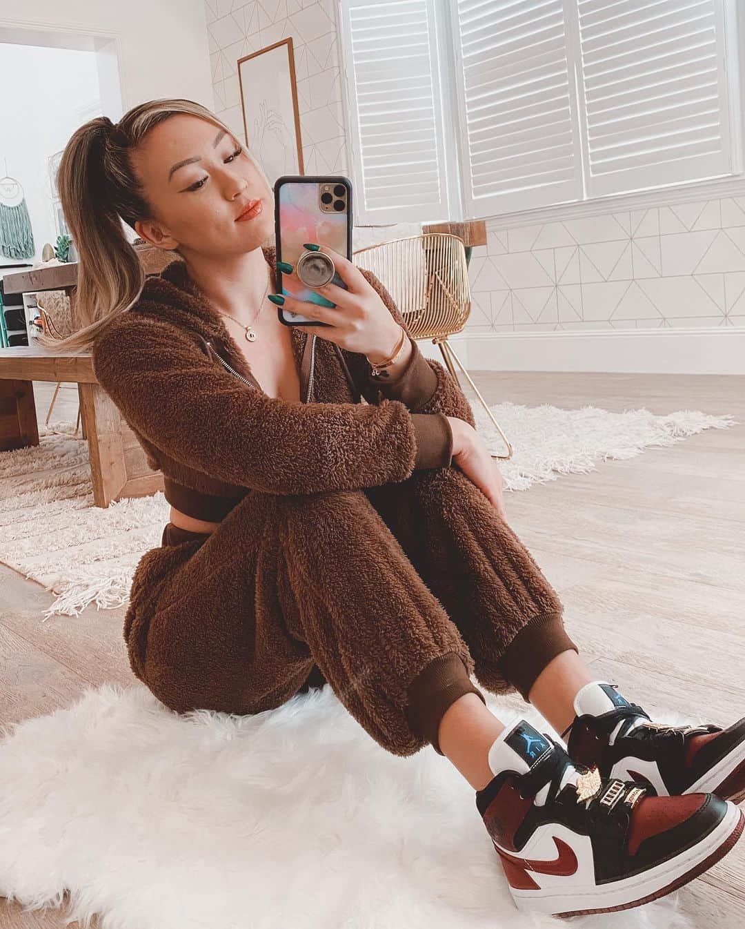 Lauren Riihimakiさんのインスタグラム写真 - (Lauren RiihimakiInstagram)「swipe for a photoshoot intruder」1月20日 7時18分 - laurdiy