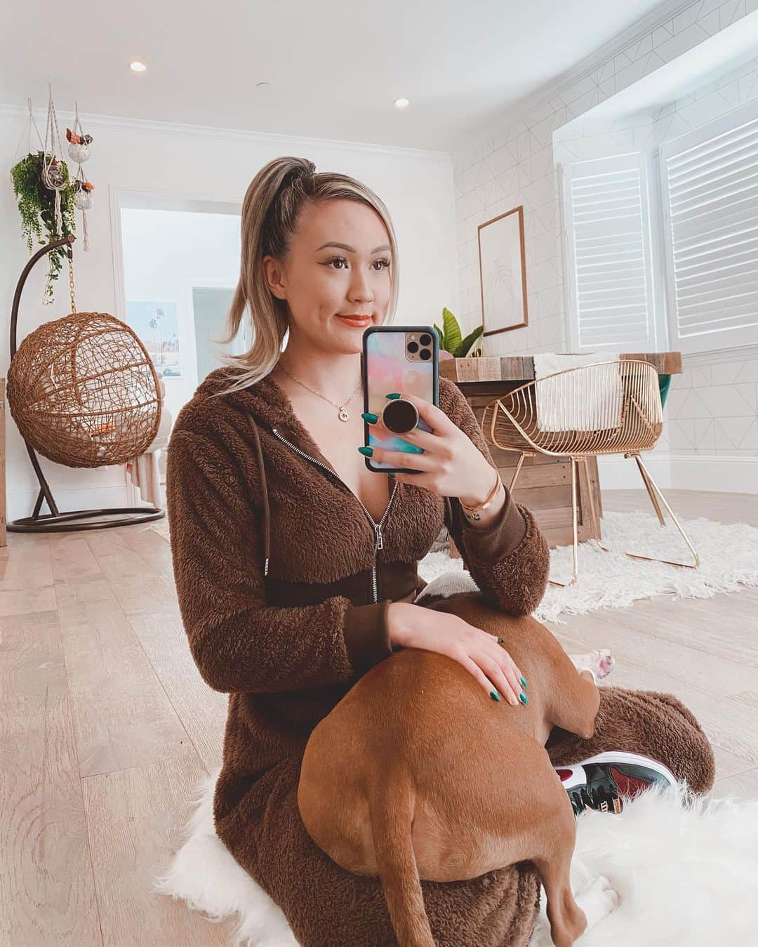 Lauren Riihimakiさんのインスタグラム写真 - (Lauren RiihimakiInstagram)「swipe for a photoshoot intruder」1月20日 7時18分 - laurdiy