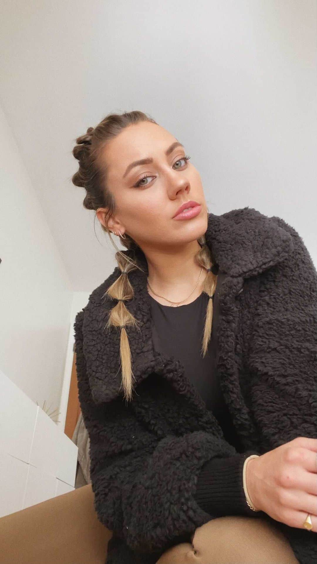 Camden Scottのインスタグラム：「I truly feel like idk who I am without long blonde extensions. In my quest to change that, I’m trying to learn to love my natural hair and do more to style it than just slicking it into a low tight bun. Not sure how I feel about the bubble braids on me but let me know what styles to attempt next!」