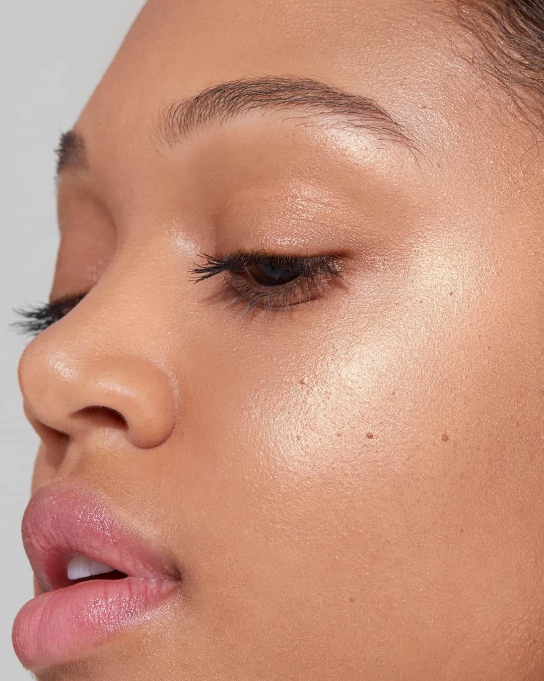 のインスタグラム：「Seamless. Buildable. Blendable. ✨  No matter how you wear it, the formula of our Pressed Highlighter blends pearl pigment with liquid for an ultra-buttery texture, giving you your most natural luminous glow.  ✨ Shown above in our best-selling shade, Champagne Pop, at @sephora @sephoracanada.✨」