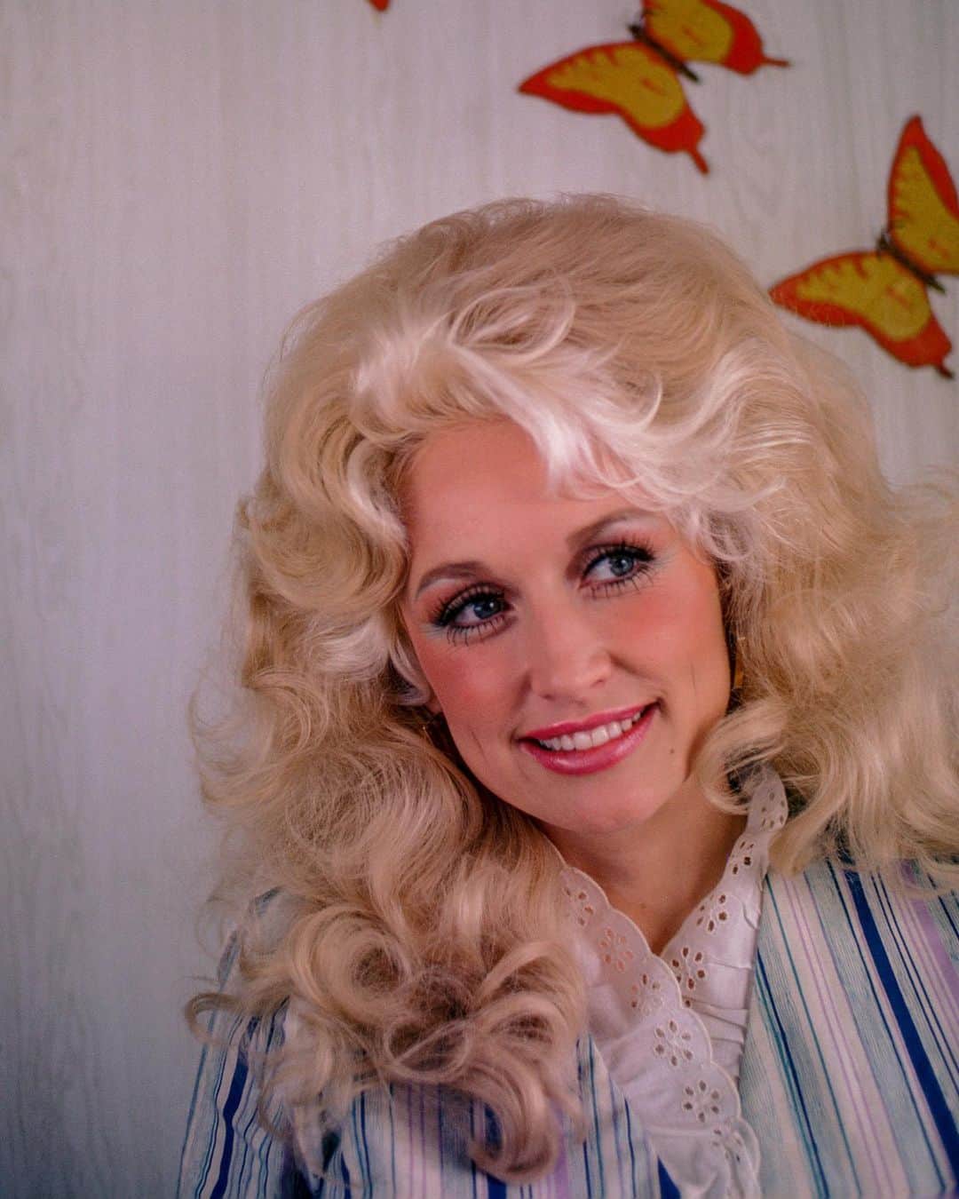 thephotosocietyさんのインスタグラム写真 - (thephotosocietyInstagram)「Photo by @jodicobbphoto // Happy birthday, Dolly Parton! You are the light we need right now. From my archives, 1976. @dollyparton @natgeo@thephotosociety #dolly #dollyparton」1月20日 7時41分 - thephotosociety