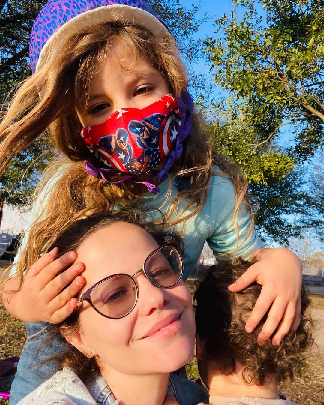 タミン・サーソクさんのインスタグラム写真 - (タミン・サーソクInstagram)「After three negative Covid tests and 16 days quarantined, we were finally able to go to the park (I have my mask in my hand) ❤️  Before my husband got sick with Covid I had planned to do an amazing giveaway with some of my friends. I moved it three times but today decided to post it because it’s nice to take my mind off what’s going on and have something feel like a tiny bit of normalcy. Plus you all deserve something to look forward to as well. The love and support I have received has taken my breath away.   My friends and I bought these prizes so this is not sponsored in any way. ❤️  GIVEAWAY CLOSED!!  So, we are giving away....  1- PELOTON or VISA CASH equivalent (2,000 value) 2- APPLE WATCH ($250 value)  3- @MadisonCharlesoils @ediblebeautyau and @drdennisgross LED mask ❤️ ( $750 value)   3 of you are going to win one of these things because we want to give back during this challenging time.  Xoxo   Entering is 3 easy steps ❤️  1️⃣ Like this photo 2️⃣ Follow:  !!!!!  3️⃣ Comment which of these things you’d want the most and why and tag a friend who would love this as well ❤️  Tag as many friends as you want, each in a new comment for additional entries❤️  We recognize how lucky we are to have our platforms to spread goodness and we’re blessed by each one of you, so we wanted to pay it forward.   Giveaway ends Monday Jan 25th Giveaway is in no way associated with Instagram, and you must be 18 or older to enter.  Thank you for being so supportive to me and my family and I hope these prizes can make some of your days a little brighter.  I love you all 💕」1月20日 7時42分 - tamminsursok