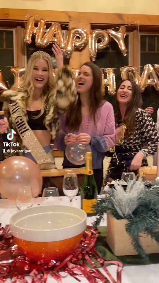 Joy Corriganのインスタグラム：「Thanks to @ginacorrigan @mehraninc @alimakingvibes @keilanimalia @melissabolona @michelepaigewellness @naylatawa 😻🎂🍿🥳🙌🏻」