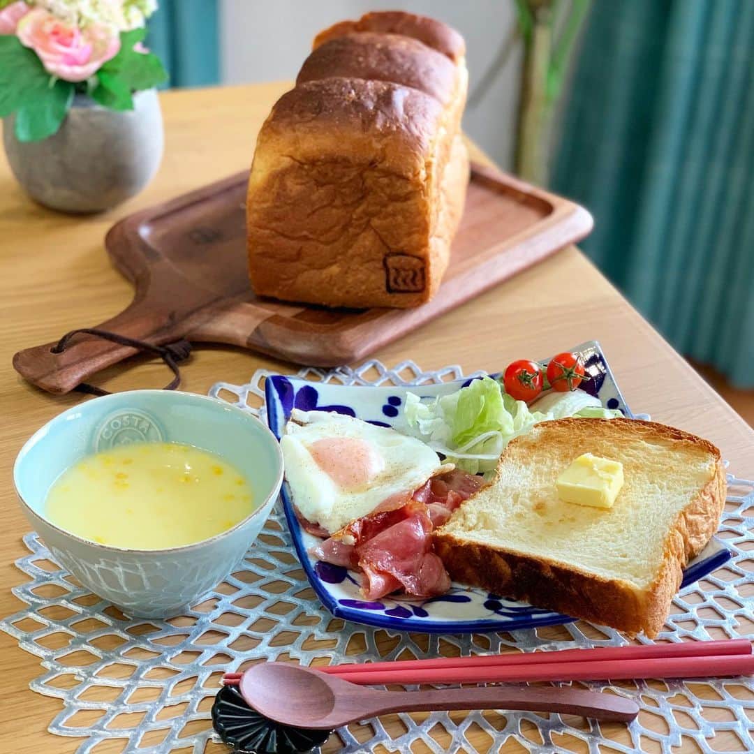 奥山夏織さんのインスタグラム写真 - (奥山夏織Instagram)「最近朝はパン🍞を食べています✨ ・ 今日のパンは自粛期間でブームになったお取り寄せで(@toyonokunishop)の#しらしんけんパン 💓 外はしっかり焼かれていて、ぎゅっと詰まった中身が美味しいパンです✨そのままで食べても美味しいんですが、トースターで焼いて食べても美味しいです😋♪ ・ 朝から半熟目玉焼きとベーコンとコーンスープと一緒に食べるご飯は格別でした😍💓 ・ 家での生活をより楽しくするために、お取り寄せをして気分転換をしています♪ ショッピングサイト「#うれしたのし豊の国 」では、#しらしんけんパン のほかにも大分の美味しいものがご購入できるみたいですよ！たとえばジビエ(猪)のハンバーグなどなど✨ 是非チェックしてみてね👉(@toyonokunishop) ・・・ #しらしんけんパン #うれしたのし豊の国 #お取り寄せパン #高級食パン #雑誌掲載商品 #コラボ ね #お取り寄せパン #お取り寄せフード #パン好き #🍞 #朝食 #ちゃおりご飯」1月20日 7時51分 - okuyama_kaori