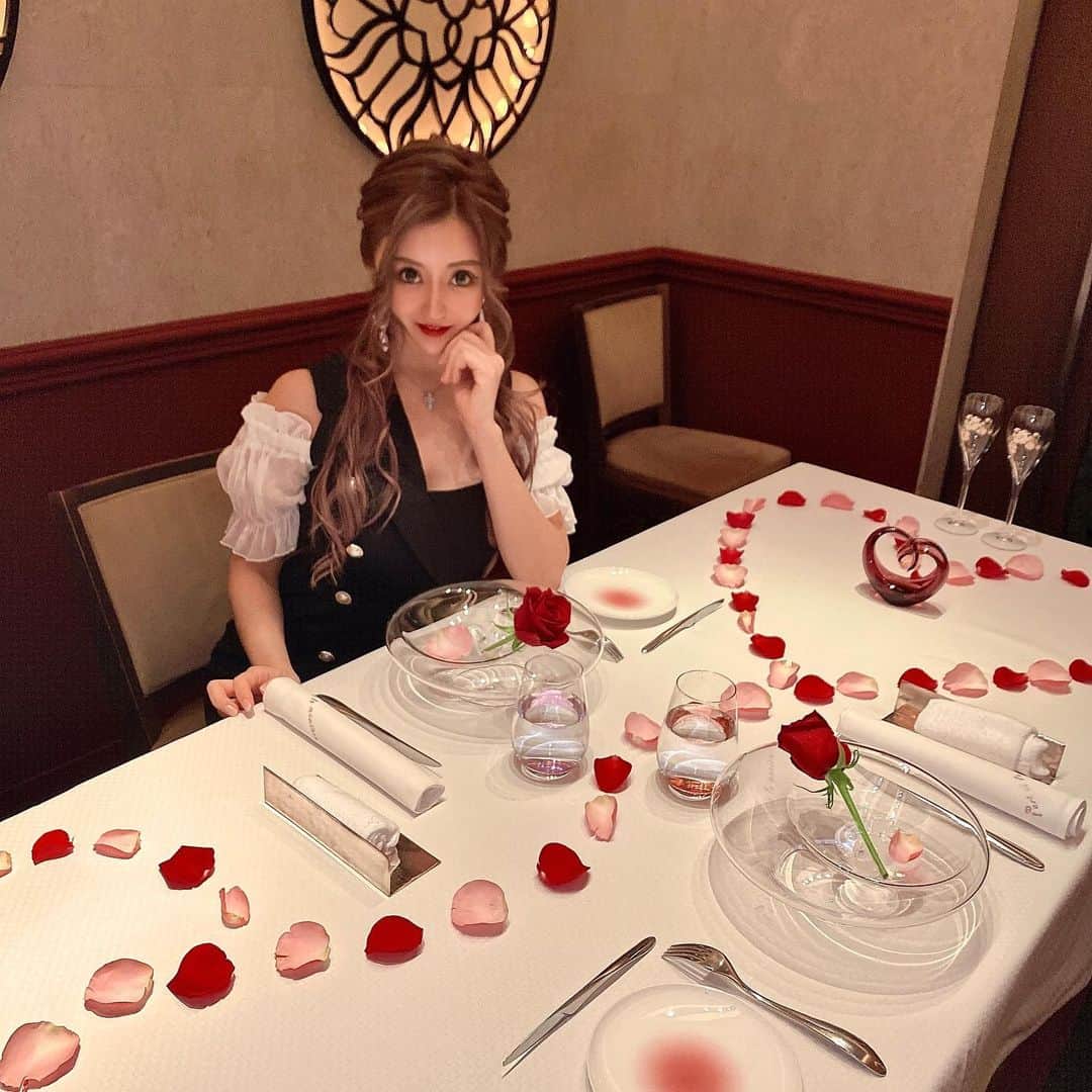 はるたむさんのインスタグラム写真 - (はるたむInstagram)「まるちゃんが お誕生日お祝いで 素敵なフレンチに 連れてってくれました🌹✨  薔薇だらけで めちゃくちゃ可愛い！  味も演出も最高でした🥺 まるちゃんご馳走様でした ありがとうございます💋  #フレンチ #レストラン #薔薇 #ラールエラマニエール  #french #rose #roserestaurant #mybirthday #birthday」1月20日 8時06分 - harutamu02