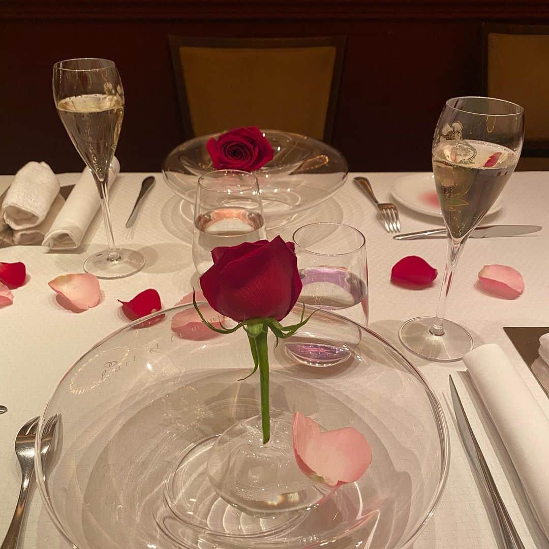 はるたむさんのインスタグラム写真 - (はるたむInstagram)「まるちゃんが お誕生日お祝いで 素敵なフレンチに 連れてってくれました🌹✨  薔薇だらけで めちゃくちゃ可愛い！  味も演出も最高でした🥺 まるちゃんご馳走様でした ありがとうございます💋  #フレンチ #レストラン #薔薇 #ラールエラマニエール  #french #rose #roserestaurant #mybirthday #birthday」1月20日 8時06分 - harutamu02