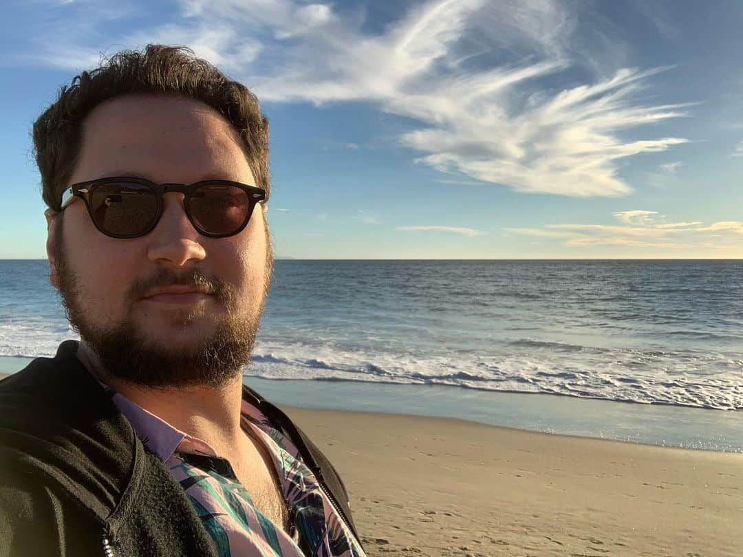 マット・マクゴリーのインスタグラム：「This photo was taken on Christmas Day in LA. And today is FuckFace’s last full day as President. Both things bring joy.」