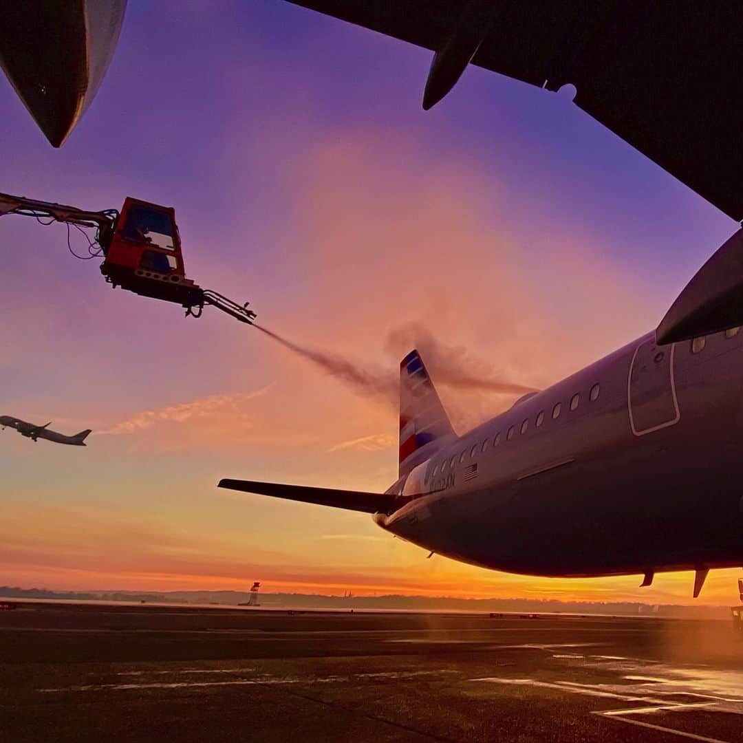 アメリカン航空のインスタグラム：「“De-Icing” A Haiku:  Sunrise, the temps drop. A spray keeps the ice away. A cold #TailTuesday.  📷 by #AATeam ramp agent @ramp_life.」
