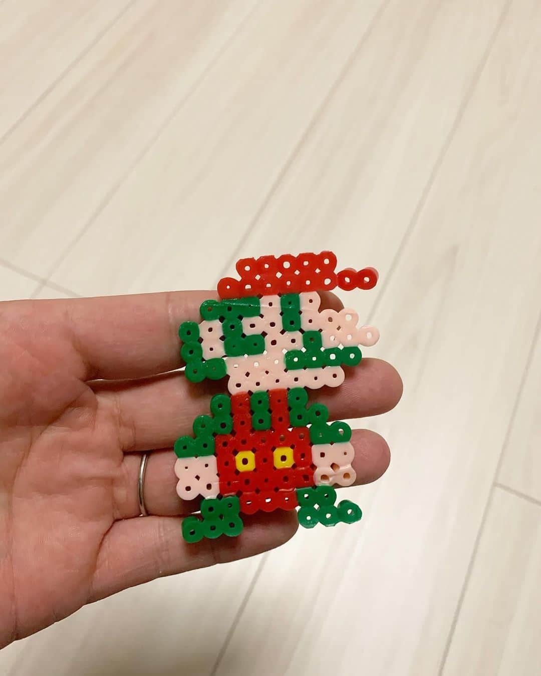 のインスタグラム：「外出自粛なので、アイロンビーズやアクアビーズをやっている。 とりあえずマリオだべ。  #アイロンビーズ #マリオ」