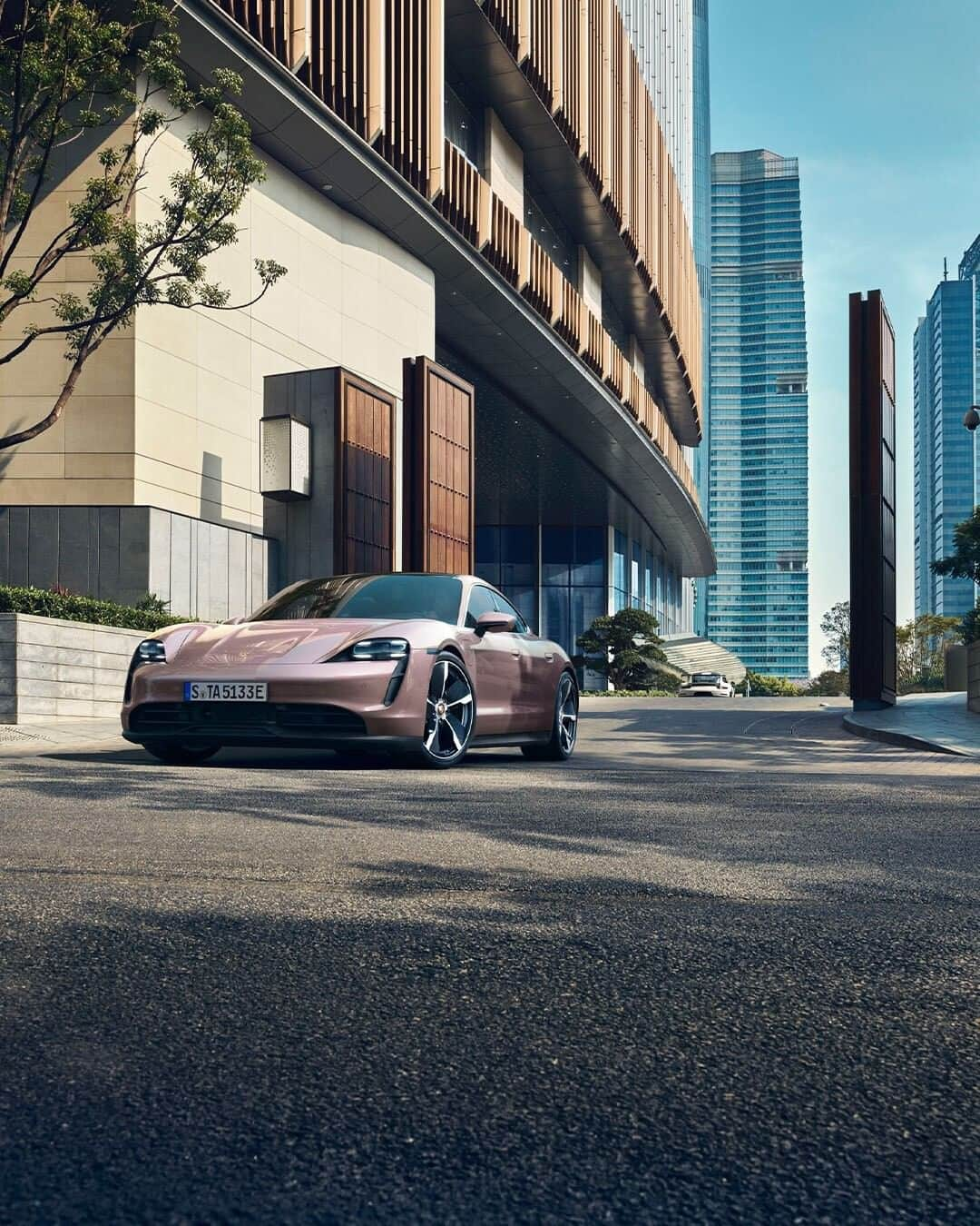 Porscheさんのインスタグラム写真 - (PorscheInstagram)「Electric dreams surge - introducing the new rear-wheel drive Taycan, pulling up alongside the Taycan Turbo S, Taycan Turbo and Taycan 4S. Welcome to the family. #Porsche #Taycan __ Taycan product line: Electricity consumption combined 28,7 – 26,2 kWh/100 km; CO2 emissions combined: 0 g/km. Taycan: Electricity consumption combined 28,0 kWh/100 km; CO2 emissions combined: 0 g/km. Taycan with Performance Battery Plus: Electricity consumption combined 28,7 kWh/100 km; CO2 emissions combined: 0 g/km  https://porsche.click/DAT-Leitfaden  Status: 01/2021」1月20日 8時01分 - porsche