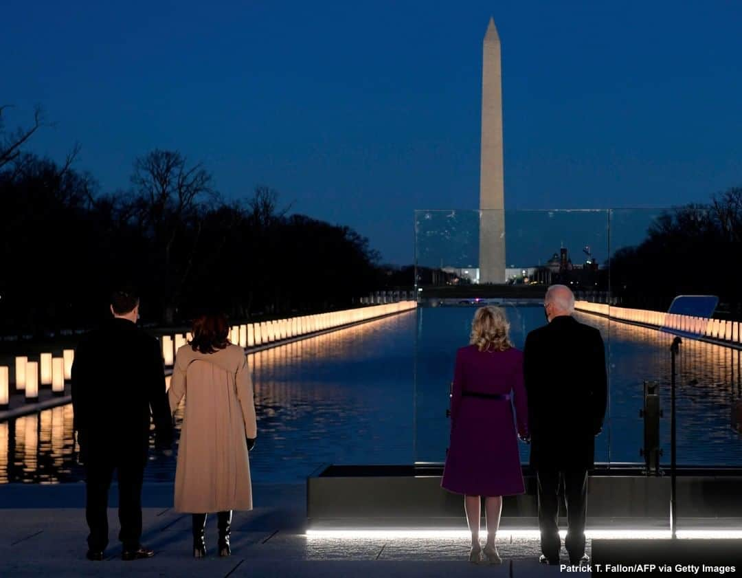 ABC Newsさんのインスタグラム写真 - (ABC NewsInstagram)「Pres.-elect Joe Biden, Vice Pres.-elect Kamala Harris attend lighting ceremony in Washington, D.C., memorializing the 400,000 lives lost so far to the COVID-19 pandemic. #covid19 #kamalaharris #joebiden #pandemic #nationalmall」1月20日 8時06分 - abcnews