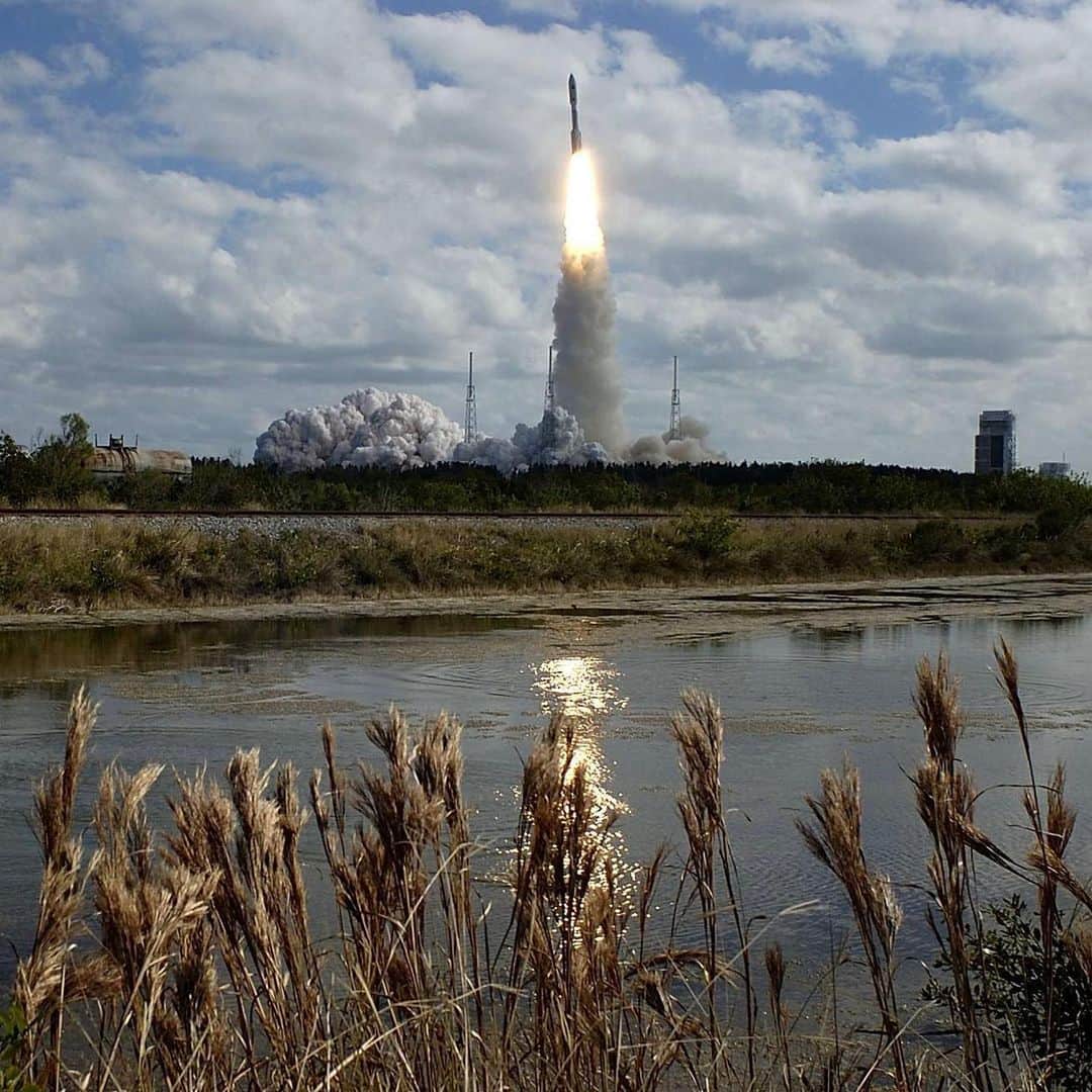 NASAのインスタグラム：「🔵From Florida to Pluto to the Kuiper Belt and beyond!  Exactly 15 years ago today, an uncrewed NASA spacecraft by the name of New Horizons blasted off on a 3 billion-mile journey to Pluto from Cape Canaveral Air Force Station by an @ULALaunch Atlas rocket at a speed of about 36,400 mph (16.26 km/s). It was the fastest human-made object EVER launched from Earth.  By launching in 2006, New Horizons was able to take advantage of an assist from Jupiter. The Pluto probe approached a rendezvous with Jupiter and used the giant planet as a gravity-based slingshot. The five-month flyby induced a colossal burst of speed, accelerating the spacecraft by 9000 mph up to 52,000 mph. At that wild speed, you could soar from Los Angeles to New York in less than 4 minutes!  After passing through the Pluto system in 2015, the spacecraft retargeted itself for an encounter with a Kuiper Belt Object (KBO) called Arrokoth, a Native American term meaning “sky” in the Powhatan/Agonquian language. While there, the spacecraft gathered data that researchers believe could contribute to our understanding of the origin of life on Earth.  Credit:   🔵NASA 🔵NASA/JHUAPL/SwRI 🔵NASA/Johns Hopkins University Applied Physics Laboratory/Southwest Research Institute/Roman Tkachenko  #NASA #Pluto #PlutoFlyBy #Space #Galaxy #Universe #Exploration」