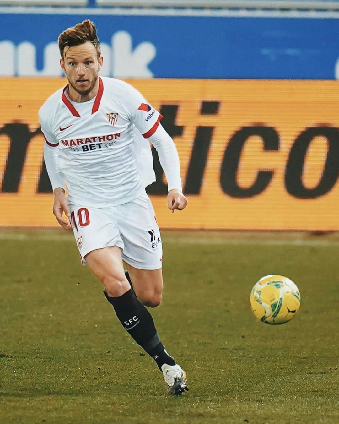 イヴァン・ラキティッチのインスタグラム：「Partido difícil hasta el ultimo minuto pero regresamos a casa con 3 puntos! ⚪️🔴🔥 #VamosMiSevilla #Rakitic @sevillafc」