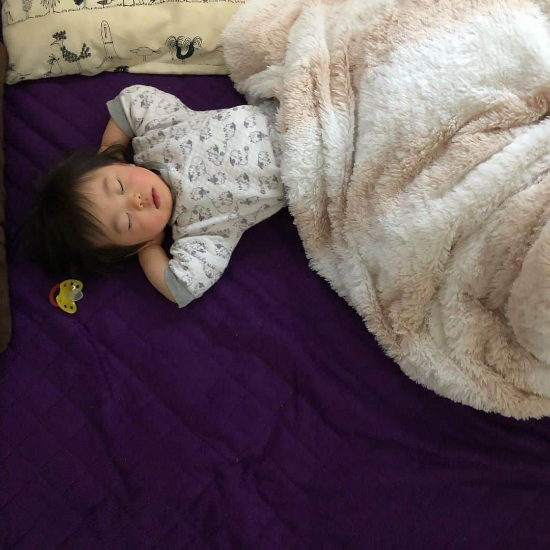 大出佐智子のインスタグラム：「time to wake up my  little #sleepyhead ❤️ #goodmorning」