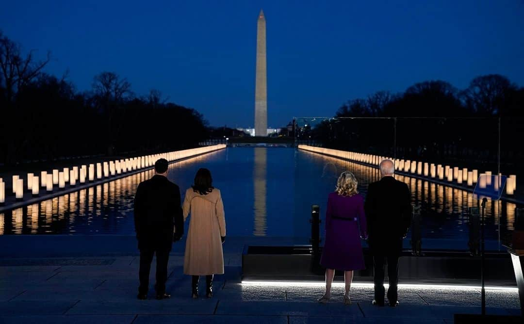 CNNさんのインスタグラム写真 - (CNNInstagram)「There are 400 lights illuminating the Lincoln Memorial Reflecting Pool in tribute to the more than 400,000 people who have died from Covid-19 in the US. President-elect Joe Biden, his wife Jill Biden, Vice President-elect Kamala Harris and her husband Doug Emhoff viewed the display in Washington, DC Monday evening.⁠ ⁠ (📸: Evan Vucci/AP)」1月20日 8時22分 - cnn