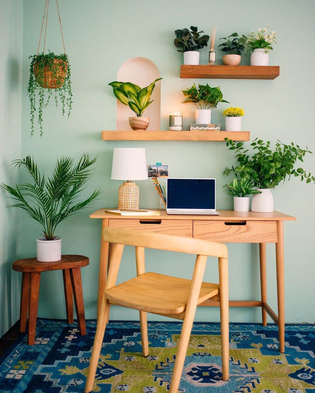 Targetさんのインスタグラム写真 - (TargetInstagram)「Refresh your WFH space for more focus and calm with a few simple tricks from @justinablakeney:⁣ ⁣ ✨ Use rugs to delineate the office zone. ⁣ ⁣ 🌿 Floating shelves add surface area, a place to keep those new "plantastic" officemates + supplies, and visually signal to our brains we are entering a work space. ⁣ ⁣ 😌 A soothing wall color can also do wonders for focus.」1月20日 8時20分 - target