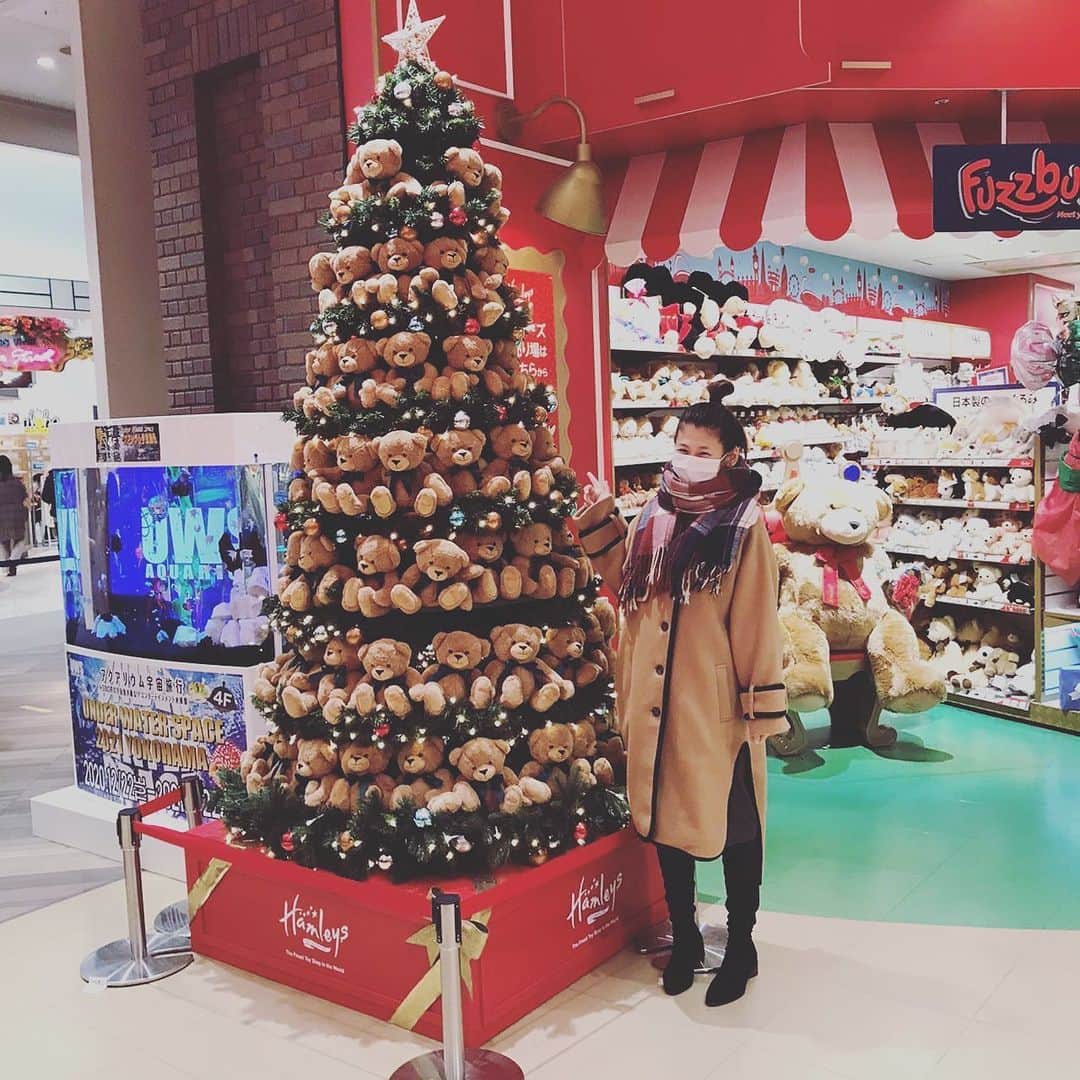 小阪有花（小阪由佳）のインスタグラム：「このコートすごいあったかい‼️   #レディアゼル #レディアゼルコーデ #一番お気に入りのブランド #寒い #クリスマスのときのやつ」