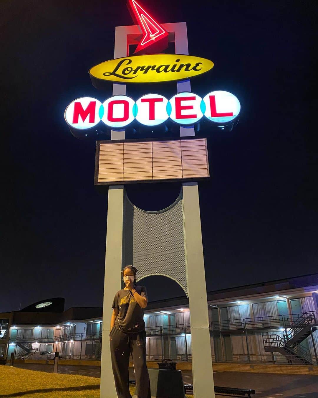リアーナのインスタグラム：「finally found em’.... got cabin fever last summer and took a road trip to Memphis. MAN... I can’t describe the feeling that came over me, you gotta go to experience it for yourself!  #MLK」