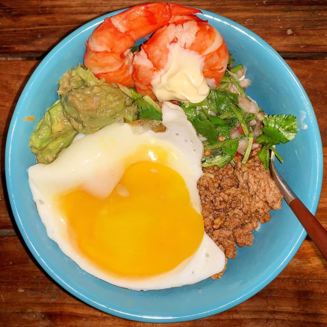 池内万作のインスタグラム：「タコライス。 色がえらい賑やかw もちろん美味しい♪ #イケウチ家の食卓」