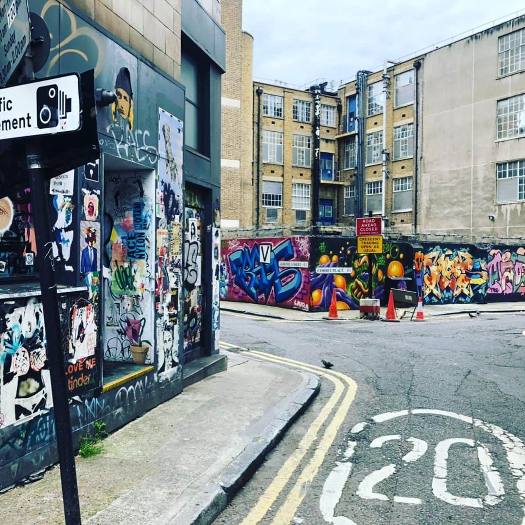 橘田いずみさんのインスタグラム写真 - (橘田いずみInstagram)「Thank you..  ロンドンにはGraffiti というストリートアートがたくさん🙃  道を歩けばGraffitiにあたる🤣  バンクシーの作品でも有名🥰  最近はこんな感じのNHSスタッフへのメッセージや、ステイセーフを呼びかけるアートもたくさん。  落書きはロンドンでも犯罪なので、容認されている壁などに描かれてるらしい👍🏻  私もいつか何か描きたいな、、餃太郎でも描きたいな🙄🙄🙄🙄  #London  #ロンドン留学 #ストリートアートロンドン」1月20日 8時40分 - kitta123_gyoza