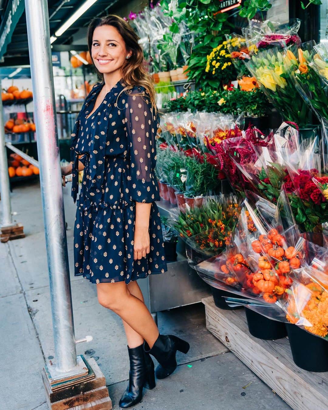 のインスタグラム：「Running to the bodega or out to dinner? The Dane Dress is the perfect day-to-night dress. #shoshanna #daytonight #polkadots #nyc」