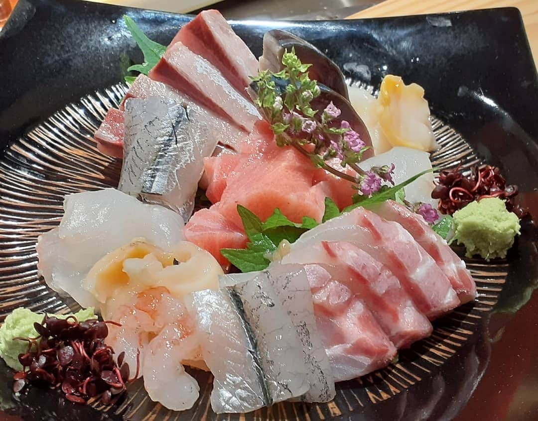 ハンディやしきさんのインスタグラム写真 - (ハンディやしきInstagram)「久しぶりの寿司🍣 幸せ、美味しい時間ありがとうございました🎵 #寿司　#金沢　#グルメ　#まっとう福喜寿司 　#クロスゲート金沢 　#刺身　#マグロ　#ぶり」1月20日 8時51分 - handyyashiki