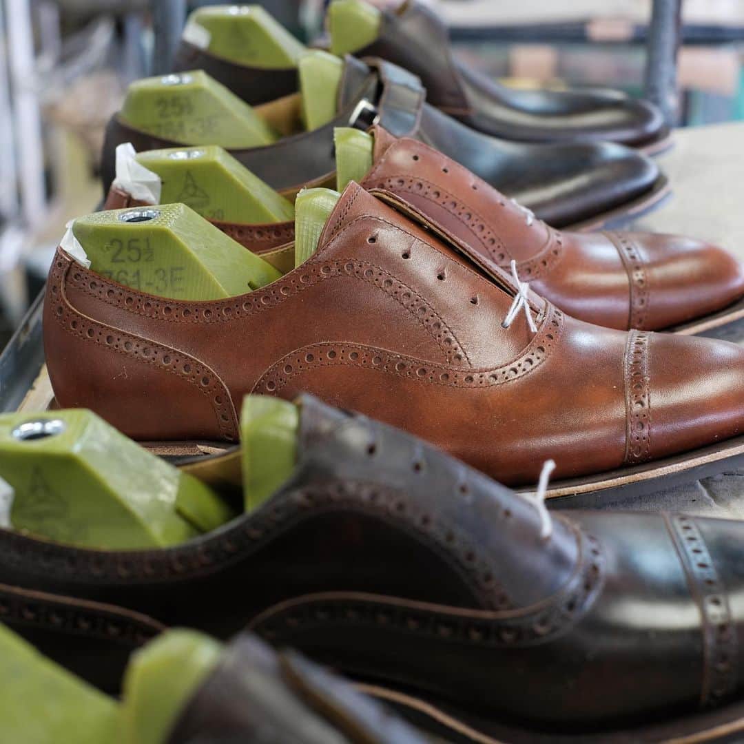 ユニオンインペリアルのインスタグラム：「. 春の新製品がぞくぞくと出来上がってまいりました。  写真のセミブローグは人気のミレニアルラストを採用しています。  #unionimperial  #ユニオンインペリアル #milleniallast  #ミレニアルラスト  #ミレニアルラストは後方屈曲木型の進化系  #shoefactory  #calzaturificio  #classicshoes  #classicshoesformen  #semibrogue  #セミブローグ  #革靴  #革靴好きと繋がりたい  #革靴倶楽部」