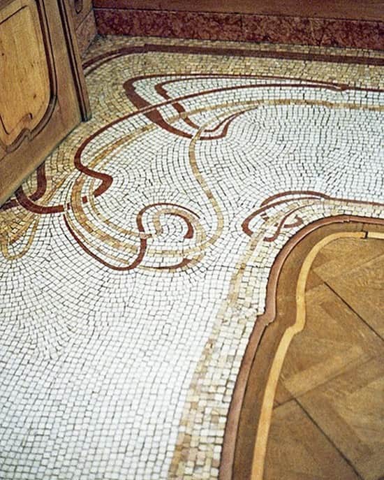 レベッカテイラーのインスタグラム：「Thinking of the Art Nouveau tiled floor at the Victor Horta Museum, Brussels. . . . Image via Pinterest.」