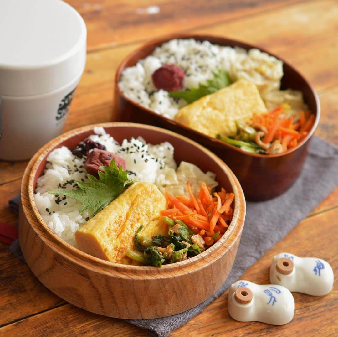yukiyoのインスタグラム：「2021.1.20* ・ 今日のお弁当 ・ 梅干しごま塩ごはん 甘い出汁巻 1パック89円（6個入り）焼売 菜の花油揚げ炒り煮 人参ごま炒め お湯を入れてねランチスープ付き ・ ・ 甘い出汁巻 昨日ので決まりかな。 卵2個にラカント小さじ1、白だし小さじ1、酒小さじ1 みりん小さじ2、水小さじ4 今日はごま油をほんの少し、たらす程度 ・ 今日のランチスープにはレンチンミニトマト2個 レタスの刻んだのが入っています。 ・ ・ 長方形か長八角な皿を探しています。 もうずっと探しているんだけどコレってのが無い。 昨日まきちゃんのポストを見て 改めてやっぱり安福さんのは良いなぁと思った。 けど。 人気すぎてなかなか手に入らないだろうな。 気長に探そ〜 ・ #お弁当 #obento #bento #lunch #lunchbox #onthetable #japanesefood #暮らし #曲げわっぱ #lin_stagrammer #ロカリ #おうちごはんLover #マカロニメイト #igersjp  #フーディーテーブル」