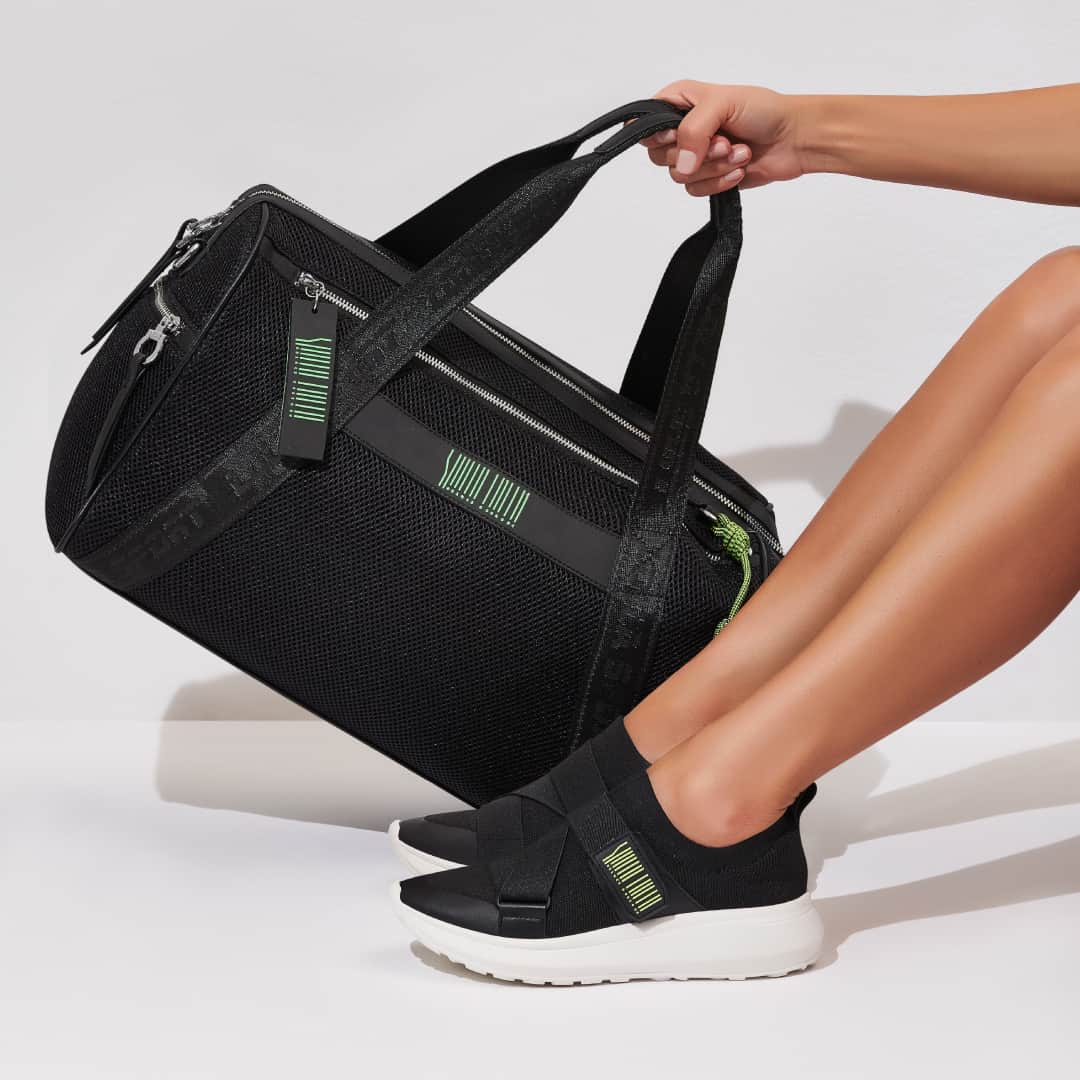 Santa Lollaのインスタグラム：「Tem combo fashion por aqui! A bolsa estilo bowling, espaçosa e perfeita para te acompanhar na correria do dia a dia, também dá match com o tênis preto produzido em material macio e confortável. [ Tênis R$199,90 • Bolsa R$399,90 ] #santalollaverao21 #SLhandbags #lollasport #comfy」