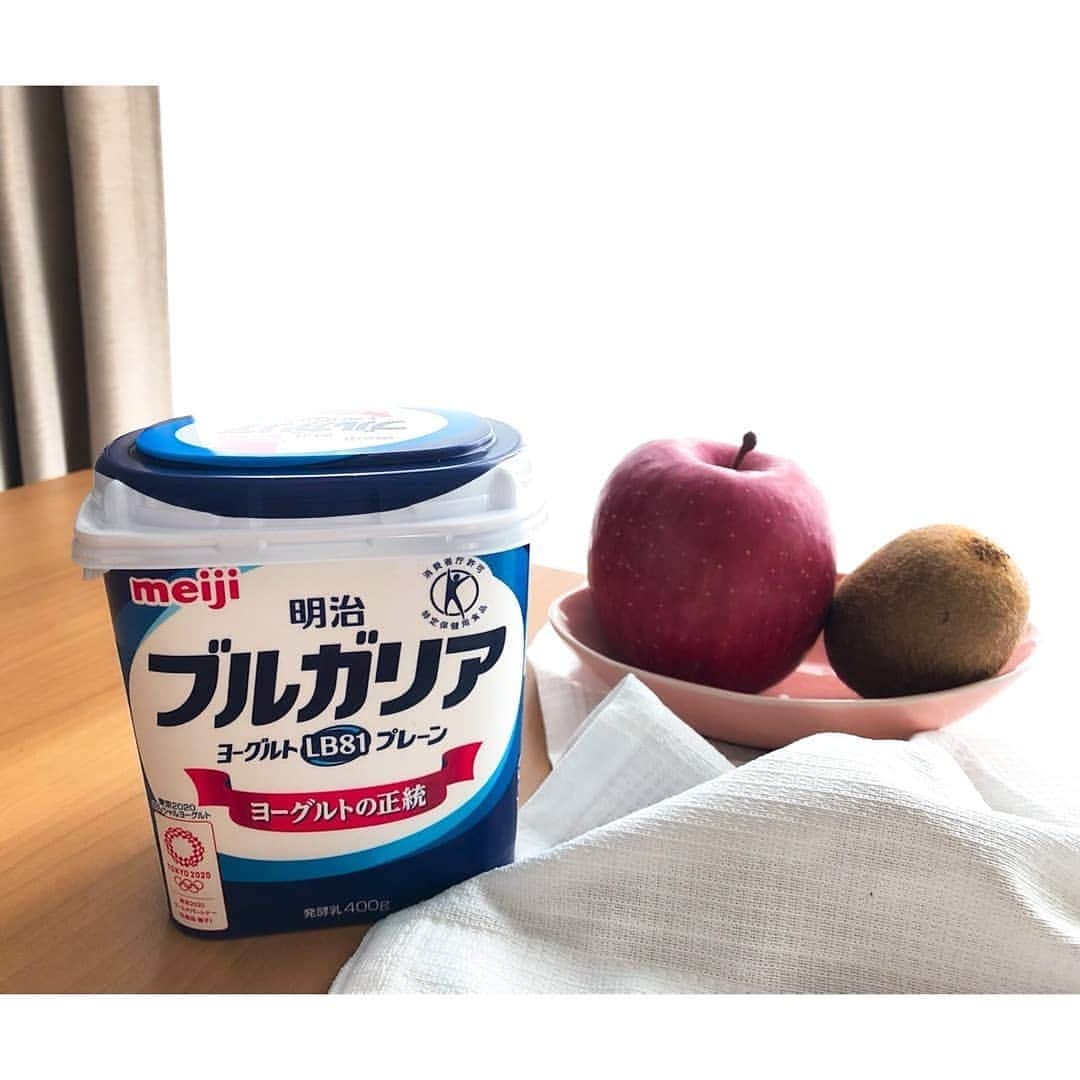 垰智子さんのインスタグラム写真 - (垰智子Instagram)「おはようございます☀ 最近、暴飲暴食が止まらないので（笑）、朝はサッパリと プレーンヨーグルトにフルーツを合わせて、フルーツオンザボトムにしてみたよ🍎🥝 . 食物繊維とビタミンがとれるように、 りんごとキウイをカットしてプレーンヨーグルトの下に入れる事で、ヨーグルトをそのまま楽しむ事も出来るし、 フルーツと合わせて食べること出来るから1度で2回楽しめるの✨ . 朝からフルーツとヨーグルトで腸にもいいし、手軽に楽しめるからお気に入り♪ . みんなもぜひ試してみて☺ . . #ヨーグルト #プレーンヨーグルト #フルーツオンザボトム #明治ブルガリアヨーグルト #プレーンを楽しむ #PR #yogurt」1月20日 9時02分 - taotao_tomo