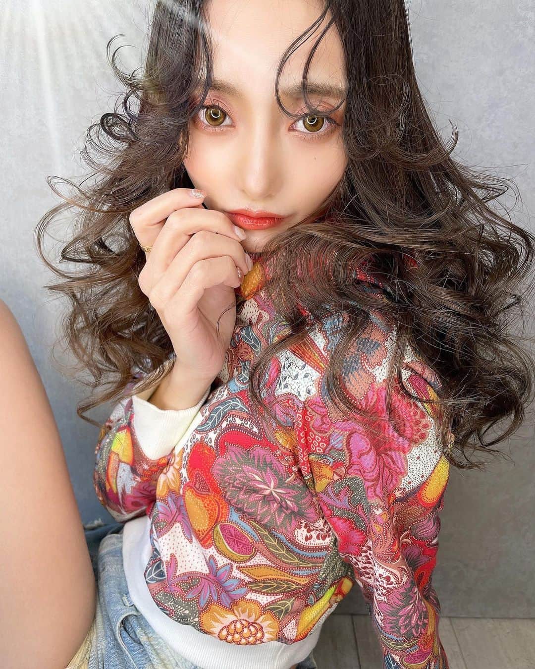 堀井大輔のインスタグラム：「・ ・ 巻き髪スタイル ・ 波より最近はスパイラル巻き派🙋‍♂️ ・ 本日から営業スタート✨ 今週もよろしくお願いします--✂︎--- ・ ・ 𝑚𝑜𝑑𝑒𝑙 @momoko_takasaki  ℎ𝑎𝑖𝑟/𝑝ℎ𝑜𝑡𝑜 @daisuke_5511  ・ ・  #クラウンヘアー #天白区 #名古屋 #adidas #アディダス #アディダスコーデ  #かわいい #ファッション #冬コーデ #コテ巻き #雑誌風 #作品撮り #ボブ #外国人風カラー #サロンモデル #サロモ #インスタ映え #フォトジェニック #巻き髪 #ヘアメイク #透明感カラー #アディクシーカラー #波巻き #イルミナカラー #美容師 #ホリーマジック #ヘアアレンジ #大人かわいい #グレージュ」