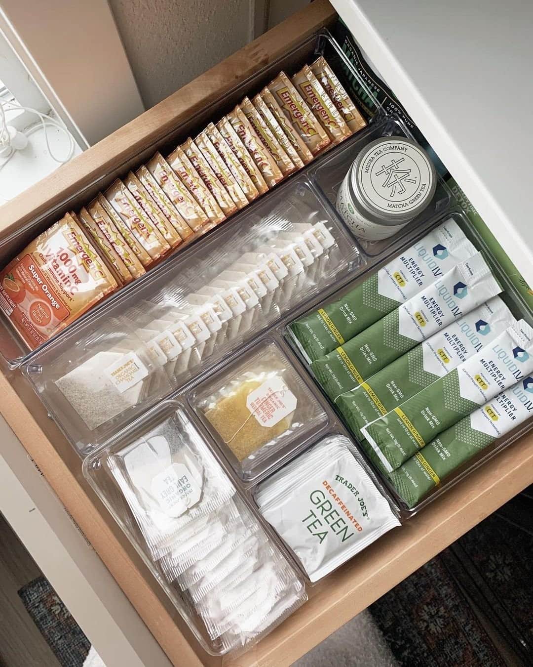 近藤麻理恵のインスタグラム：「The key to a tidy drawer: only keep what sparks joy, store by sub-category and face items upright. You got it down, @homeoflemons!」