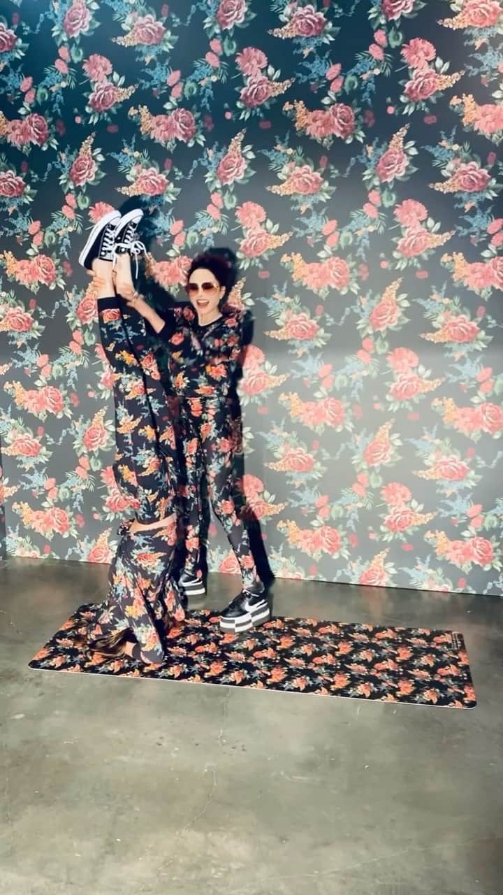 アリス+オリビアのインスタグラム：「True #BTS teaching my baby @meganpuleri some #yoga! In our matching lewwwwwks!!」