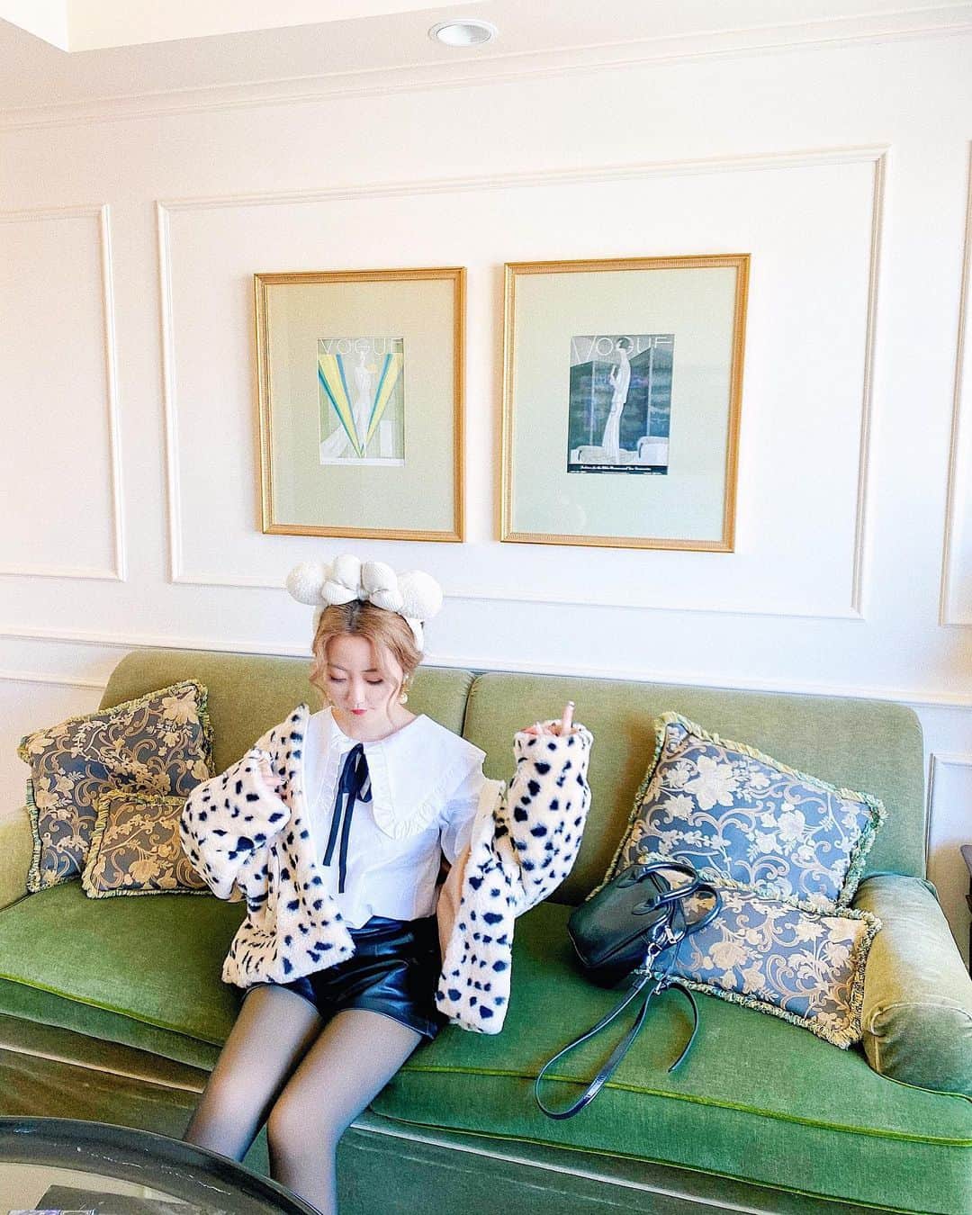 のインスタグラム：「☁️☁️☁️﻿ ﻿ ﻿ 1枚目と2枚目のギャップ😂笑﻿ #hoteltheManhattan で ディズニー行く前に撮った写真でした🏨💫﻿ ﻿ やっぱりこの﻿ ボアカチューシャ可愛いよね🐏💭💕﻿ 寒い時期にぴったりだ😌☁️☁️﻿ ﻿ ﻿ ﻿ ﻿ 妹の用事で今日は﻿ 久々に早朝から外に出ているんだけど、﻿ 本当に本当に寒くて…﻿ 叫びそうになっています…☃️💭🔥﻿ 手袋もホッカイロも忘れた…😭💥﻿ さーーむーーいーーーーーーー！！！！💥﻿ ﻿ よし！今日も一日頑張るぞーー！💫❤︎ 𓂃 𓈒𓏸 ‎𓂃 𓈒𓏸 ‎𓂃 𓈒𓏸 ‎𓂃 𓈒𓏸 ‎𓂃 𓈒﻿ #disneysisters_jp」
