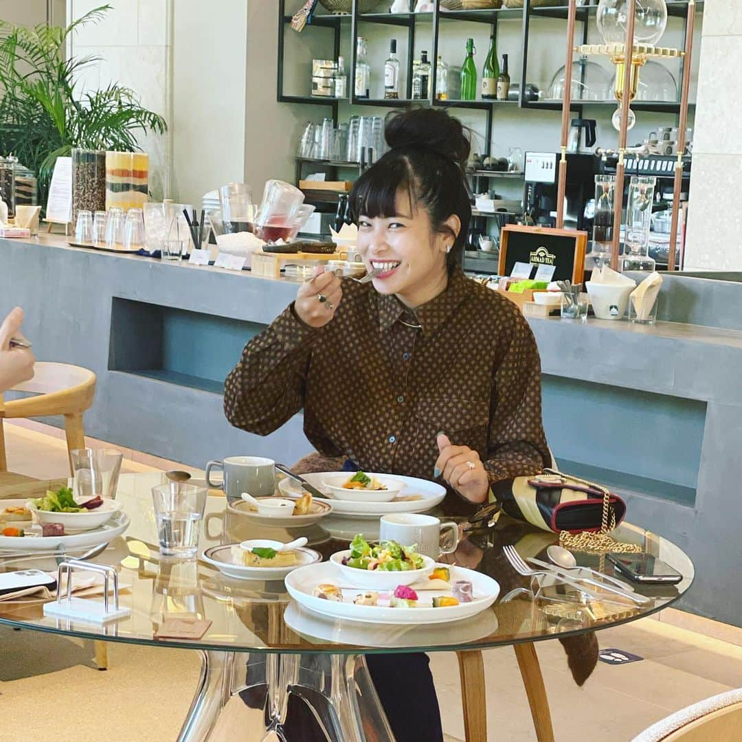 知念美加子さんのインスタグラム写真 - (知念美加子Instagram)「Hotel Lunch🍴 ・ ・ @strata_naha のカフェでランチ♫メニューは沖縄では珍しい←ガレット❤️クレープ好きの私としてはたまらん❤️笑  ・ ・ デザートのバナナクレープも行こうと思ったけど笑、洋梨のタルトに🥧めちゃめちゃ美味しかった❤️ ・ ・ オシャレだけど、サクッと入れるカジュアル感もあって、でも接客や料理はホテルクオリティで、満足度高め❤️ ・ ・ また行きたいと思います🥰🥰 ・ ・ ・ #ホテルランチ #優雅なランチ」1月20日 9時18分 - chinenmikako