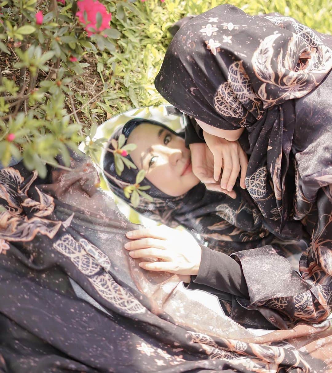 ラウディアシンシアベラさんのインスタグラム写真 - (ラウディアシンシアベラInstagram)「Bismillah..   Dari kemaren mau posting ini tapi dapat kabar dari team workshop alhamdulilah stock ini sudah menipis..  but ini tuh one of my favorite color jadi aku tetap akan sharing sedikit yaaaa.  Menurutkuuuu..   "Black is simple yet significant” ,  warna yang simple namun memberikan kesan mendalam. Du’a series dengan warna hitam adalah salah satu warna yang sangat mudah di mix&match dengan style kita. Dan kalau kita pakai warna hitam pasti terlihat lebih langsing. Hehehe dan juga Du'a Series cocok untuk kita pakai buat ngeZoom #dirumahaja ataupun pada saat keluar rumah☺️  Gimana menurut kamuu ?」1月20日 9時18分 - laudyacynthiabella