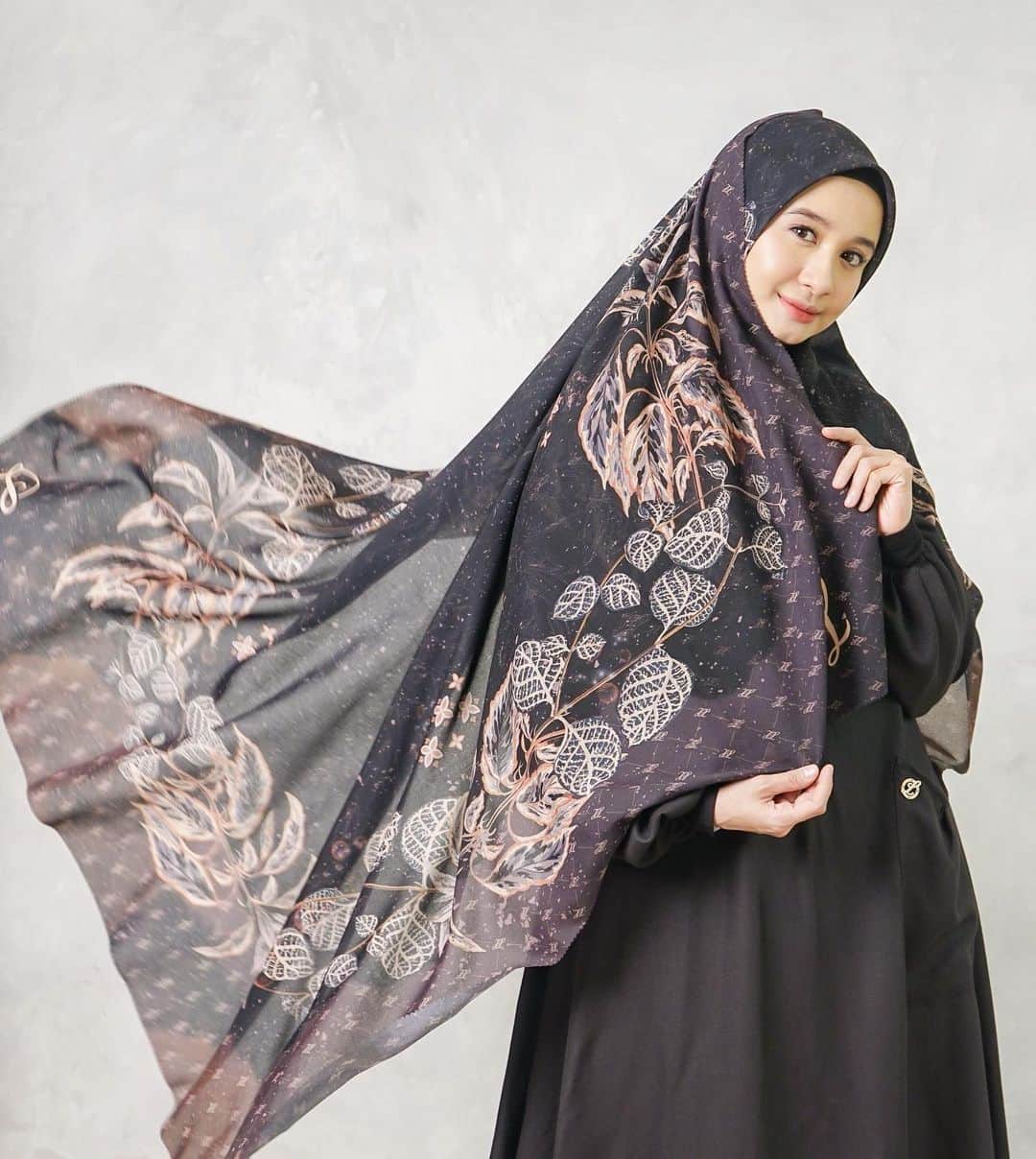 ラウディアシンシアベラさんのインスタグラム写真 - (ラウディアシンシアベラInstagram)「Bismillah..   Dari kemaren mau posting ini tapi dapat kabar dari team workshop alhamdulilah stock ini sudah menipis..  but ini tuh one of my favorite color jadi aku tetap akan sharing sedikit yaaaa.  Menurutkuuuu..   "Black is simple yet significant” ,  warna yang simple namun memberikan kesan mendalam. Du’a series dengan warna hitam adalah salah satu warna yang sangat mudah di mix&match dengan style kita. Dan kalau kita pakai warna hitam pasti terlihat lebih langsing. Hehehe dan juga Du'a Series cocok untuk kita pakai buat ngeZoom #dirumahaja ataupun pada saat keluar rumah☺️  Gimana menurut kamuu ?」1月20日 9時18分 - laudyacynthiabella