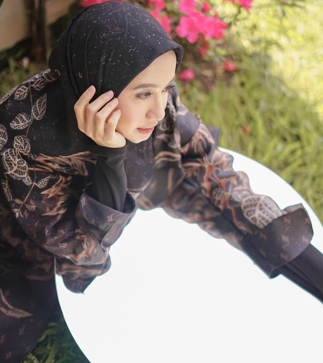 ラウディアシンシアベラのインスタグラム：「Bismillah..   Dari kemaren mau posting ini tapi dapat kabar dari team workshop alhamdulilah stock ini sudah menipis..  but ini tuh one of my favorite color jadi aku tetap akan sharing sedikit yaaaa.  Menurutkuuuu..   "Black is simple yet significant” ,  warna yang simple namun memberikan kesan mendalam. Du’a series dengan warna hitam adalah salah satu warna yang sangat mudah di mix&match dengan style kita. Dan kalau kita pakai warna hitam pasti terlihat lebih langsing. Hehehe dan juga Du'a Series cocok untuk kita pakai buat ngeZoom #dirumahaja ataupun pada saat keluar rumah☺️  Gimana menurut kamuu ?」