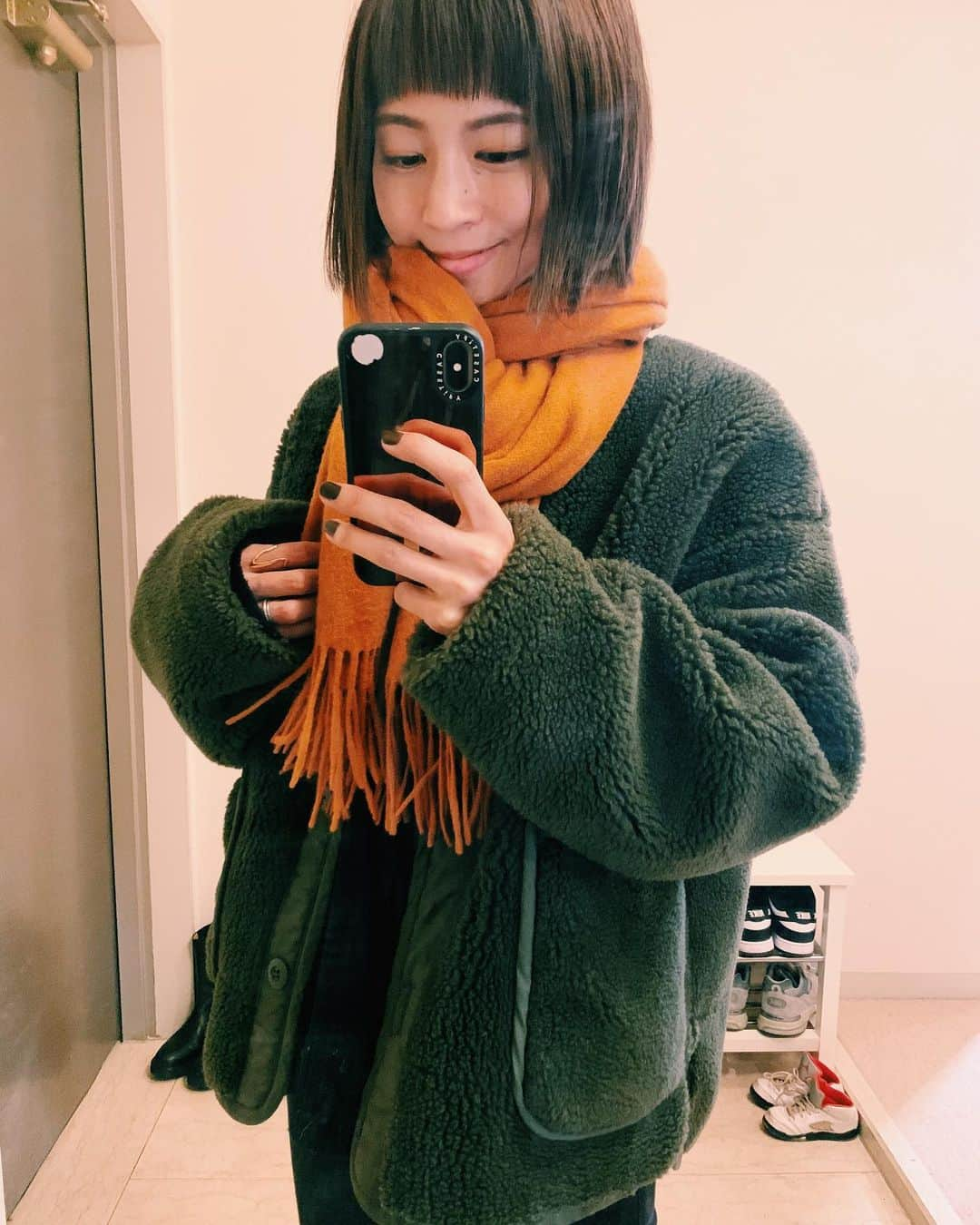 安田美沙子さんのインスタグラム写真 - (安田美沙子Instagram)「昨日の私服。 寒かったー！ オレンジストールは　@misako.sari.home で学んだ結び方✨これにはまってます！ 子供といる時はマーチンが走り回りやすい。前髪がまだまだ新鮮だから、お洋服の見え方も変わって、楽しいです😊❤️✨ . . . #ootd #私服　#みさこファッション　#stole #victim #florent #martin #uniqlo  @victim.jp  @florent___official  @drmartensofficial」1月20日 9時19分 - yasuda_misako