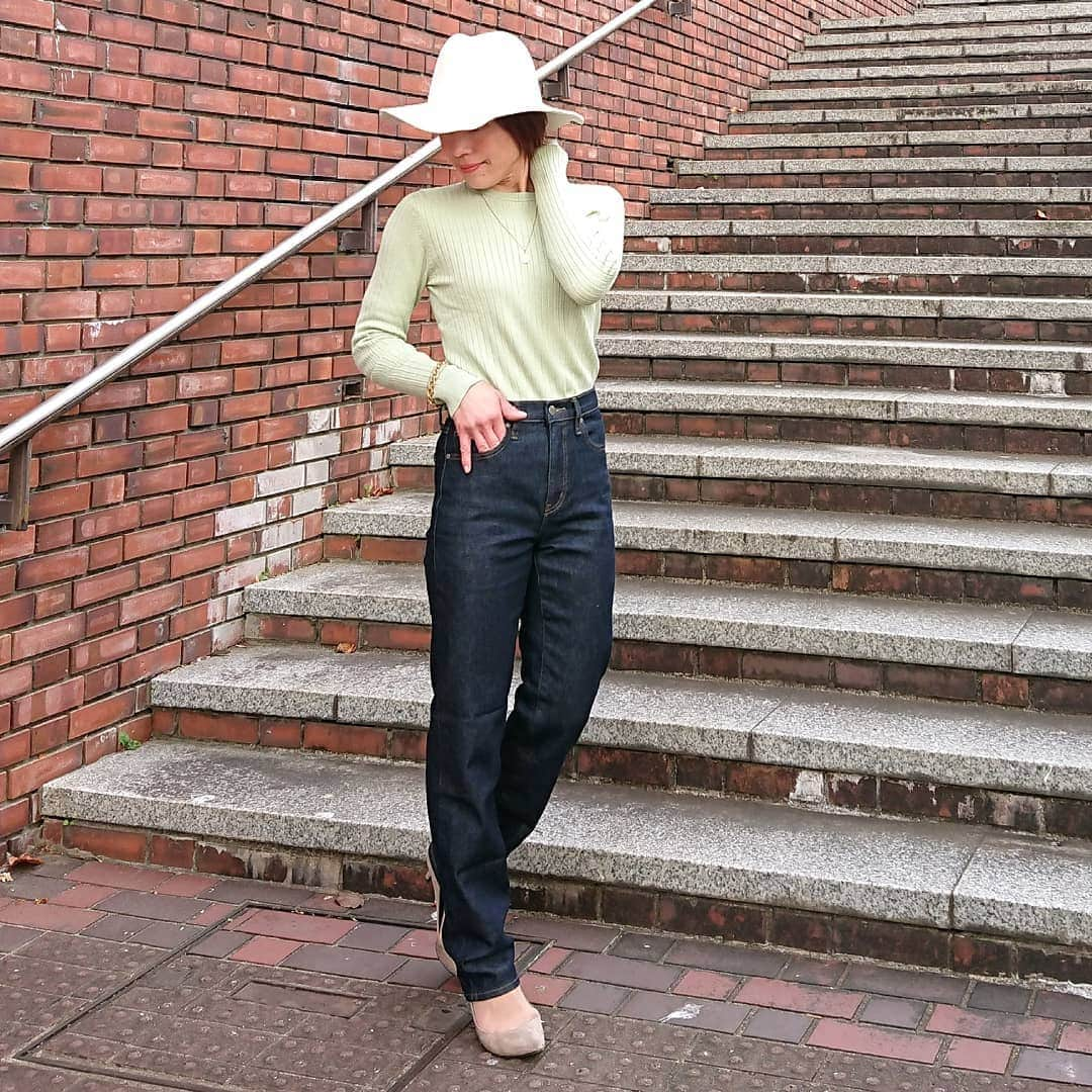 nori0620さんのインスタグラム写真 - (nori0620Instagram)「今年最初に購入したジーンズ👖は  #スリムストレートハイライズジーンズ @uniqlo_jp   腿やヒップを拾いすぎず 脚のラインをすっきり見せてくれるストレートジーンズ  ヒップと太腿の太さが気になる体型なので ありがたいシルエット  161cmですが、お直しなしで5センチヒールを履いて丁度いい長さに✨  キレイめにも履ける濃いめのインディゴカラーを👖  春らしいライトグリーンに合わせて🌿  #denim………@uniqlo #knit#pumps……………@gu_global #hat……@drwcys  #instafashion#fashion#fashionsnap#outfit#spring#春コーデ#uniqlo#uniqloginza2021SS#スリムストレートハイライズジーンズ#ユニクロジーンズ#UNIQLOJEANS#ユニクロデニム族#ユニデニ#pr#新作#デニムコーデ#プチプラコーデ#mamafashion#ママコーデ#ママファッション」1月20日 9時40分 - nori0620