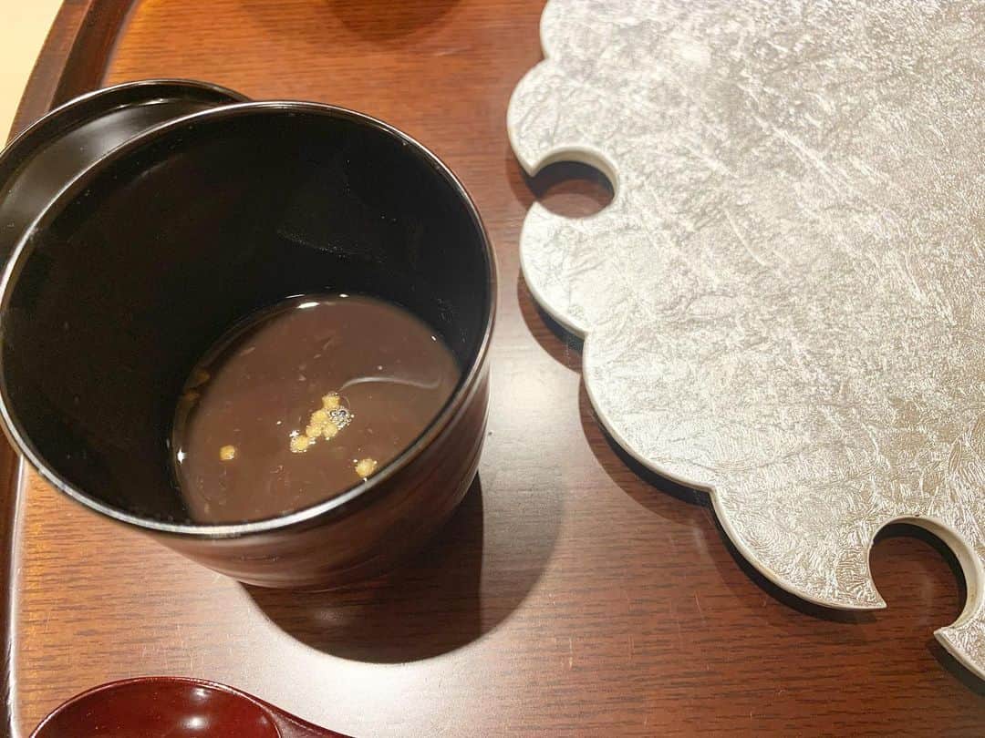 原田麻子さんのインスタグラム写真 - (原田麻子Instagram)「金柑  大好き金柑はたまたまになってました。 本当に大きな金柑。種もしっかり取ってあってかぶりつけるのうれしい  　桜茶と一口自家製おぜんざい、 この日はお漬物も。  ほっこり楽しい時間、、  #かき氷#かき氷🍧#おやつ#ごはん#sweets#shaveice」1月20日 9時35分 - achakoko