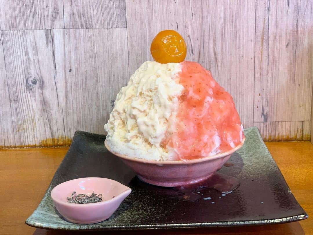 原田麻子さんのインスタグラム写真 - (原田麻子Instagram)「紅白  小さめ りんごと酒粕の間違いない組み合わせ  中に味噌くるみも入ってて良いアクセントに  お口直しにこんぶ。  #かき氷#かき氷🍧#おやつ#ごはん#sweets#shaveice」1月20日 9時36分 - achakoko