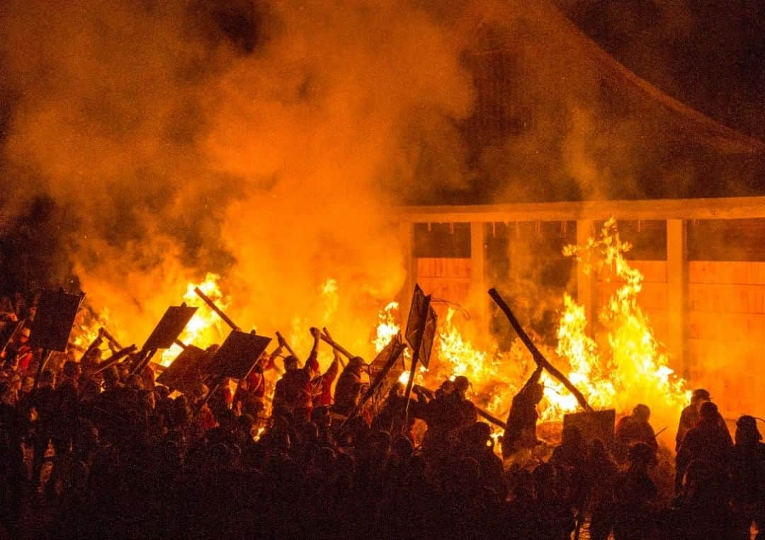 Birthplace of TONKOTSU Ramen "Birthplace of Tonkotsu ramen" Fukuoka, JAPANさんのインスタグラム写真 - (Birthplace of TONKOTSU Ramen "Birthplace of Tonkotsu ramen" Fukuoka, JAPANInstagram)「The Onisube festival is one of Japan's major fire festivals and takes place on January 7 at Dazaifu Tenmangu, which enshrines Sugawara Michizane, or Tenjin, the deity of learning. This festival involves hundreds of parishioners and is held to ward off misfortune and invite prosperity in the year ahead. It has been held since 986 and is designated an Intangible Folk Cultural Property by the prefecture of Fukuoka.  * In 2021, the scale of the event has been reduced.  #fukuoka_tonkotsu #ilovefukuoka #fukuokalover #fukuoka #fukuokapics #fukuoka_cameraclub #fukuokatrip #fukuokajapan #fukuokatravel #dazaifu #dazaifutenmangu #japanfestival #omatsuri #matsuri #winteractivity #japanwinter #japanwintertrip #fukuoka_camera #fukuoka_funtravel」1月20日 9時39分 - goodvibes_fukuoka