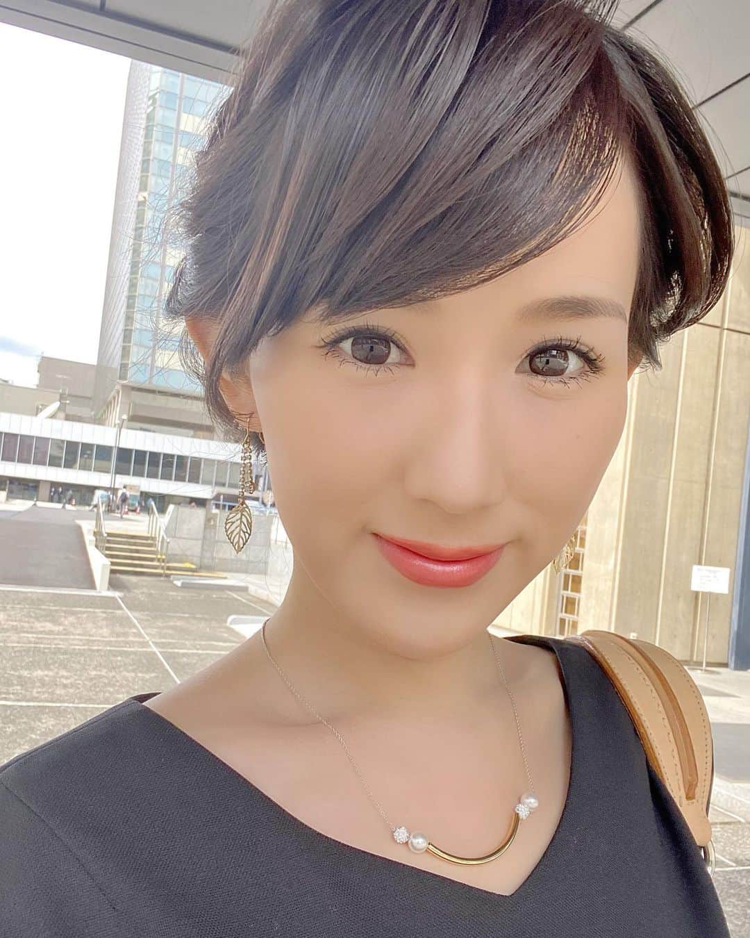 谷中麻里衣のインスタグラム：「It’s Blood Donor Month ✨  献血について、どなたかの参考になればと、長くて恐縮ですが書いてみました🥰  コロナ自粛の中、【献血が減っている】と年末にNHKで紹介していたので、放送翌日に献血ルームへ行きました。 ネット予約は献血経験のある人が登録しているサイトからしかできず、お仕事後に飛び込んだところ、放送直後で激混み！ 2、3週間経てばまた血が足りなくなると予想されること、【初めてでも電話予約はできる】ことを伺い、きちんと予約して出直しました✨笑  一般的な注意事項はホームページに記載されている＆丁寧に説明していただけるので省きますが、私が気付いたことを何点か💡 ・3日以内に飲んだ薬の種類と、過去数年の渡航歴をきかれるので、確認していくとスムーズです😉 私は鼻炎の薬を3種類のんでいて、海外取材や旅行が多かったので、思い出すのが大変でした。笑 ・暖かくして行くといいです✨ 手への血流を制限して採血するのですが、私は換気されて冷えているオフィスからの帰り道に行き、元々冷え性だったので、手が冷たくて☃️ 冷えていると支障があるので、カイロみたいなものを貸していただきました🥰  出産した友人が大量に輸血された話を聞いたばかりだったので、戦々恐々としながらも行ってみましたが、手慣れたスタッフさんたちに囲まれて安心でした🌸 一番多い400mlだったけど、ふらっとすることもなく😊 血液検査の結果も数日中にわかるらしいの！ サイトから予約したり何度も献血したりすると、プレゼントがもらえることもあるんだって💝 食べてないからレポできないけど、お菓子もたくさんありました😋 しばらくは血液が足りないと懸念されているそうなので、皆さんもよかったら挑戦してみてください✨  ※3枚目の顔色が悪いのは献血ではなく、照明とすっぴんなせいです！笑  #献血」