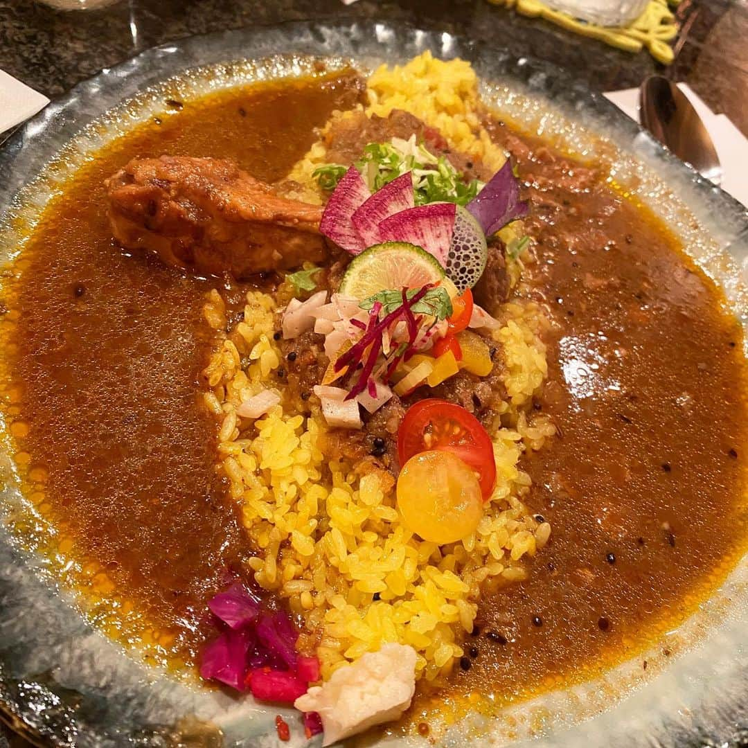 神谷ゆう子のインスタグラム：「🍛🍛🍛  #カレー#カレーランチ #スパイスカレー #curry#シャバシャバ系 #3種がけ#1種だと800円 #100円で1種ついかできて #大盛り無料で #お口直しのはちみつヨーグルトついて #店主が美人で丁寧 #また来ます」